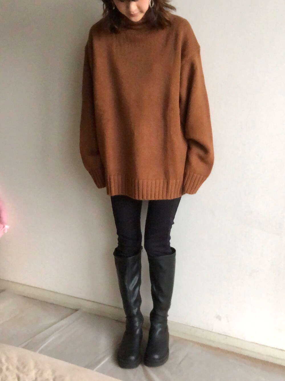 「雨の日コーデ、クリスマスに着たい服、大人コーデ、ローゲージニット、ローゲージタートルネックセーター、タートルネック、タートルネックニット、メンズアイテム、メンズライク、ブラウン、ロングブーツ、黒スキニー、スキニーデニム、GU、ブラック」｜「GUのアイテム（ニット/セーター、ブラウン系）」を使った、こっつんこーでさん（レディース・161cm）の冬コーディネートの1枚目の写真