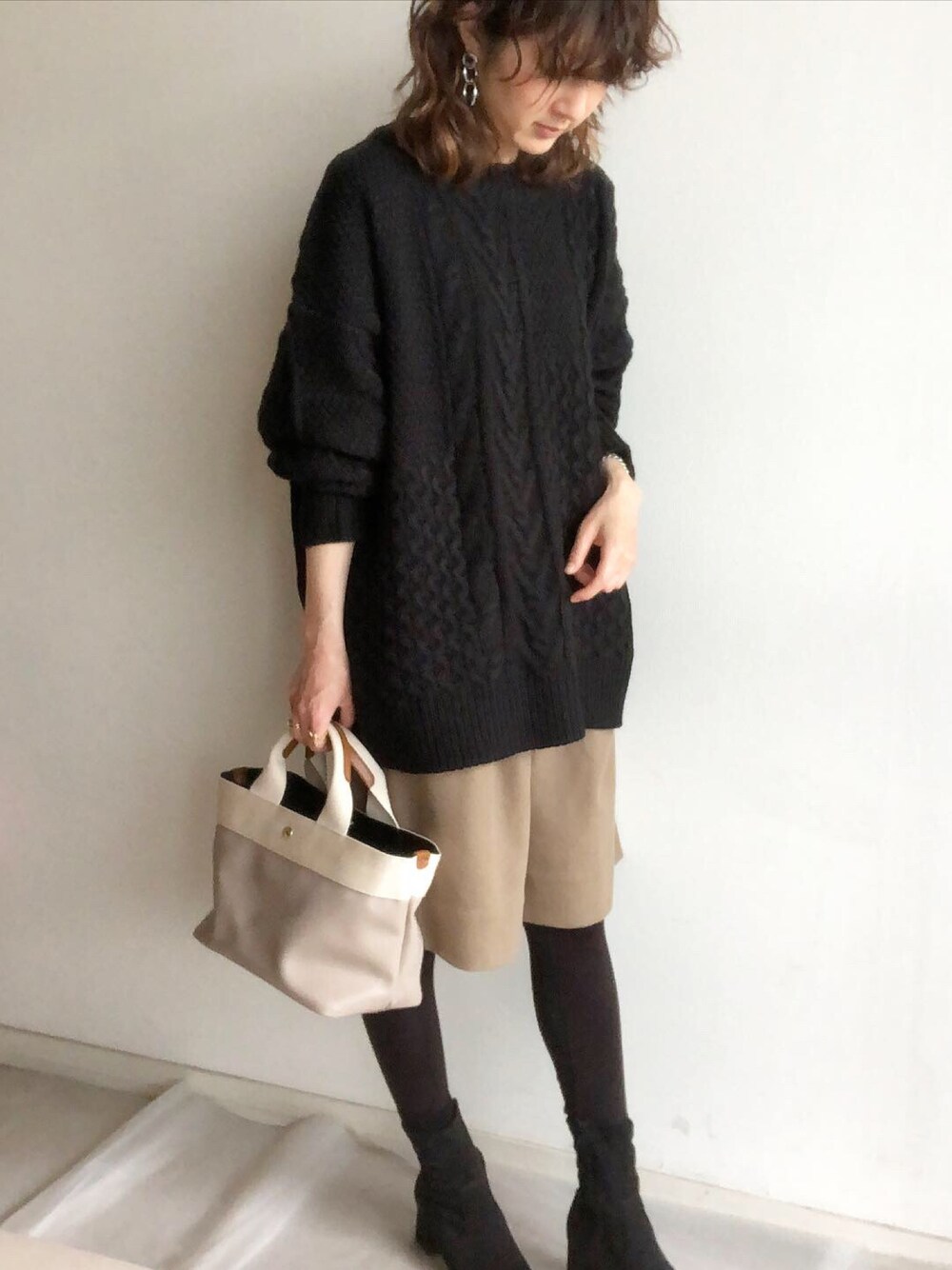 「秋冬コーデ、大人コーデ、UNIQLO U、UNIQLO、ショートパンツ、ニット、ケーブルニット、オーバーサイズ、オトナカジュアル、ゆったりコーデ、プチプラコーデ、ビッグシルエット、大人カジュアル、オトナ女子、雨の日コーデ」｜「Breath TOPKAPIの【TOPKAPI BREATH】リプルネオレザー・ミニトートバッグ【日本製】（トートバッグ、ベージュ系）」を使った、こっつんこーでさん（レディース・161cm）の秋コーディネートの1枚目の写真