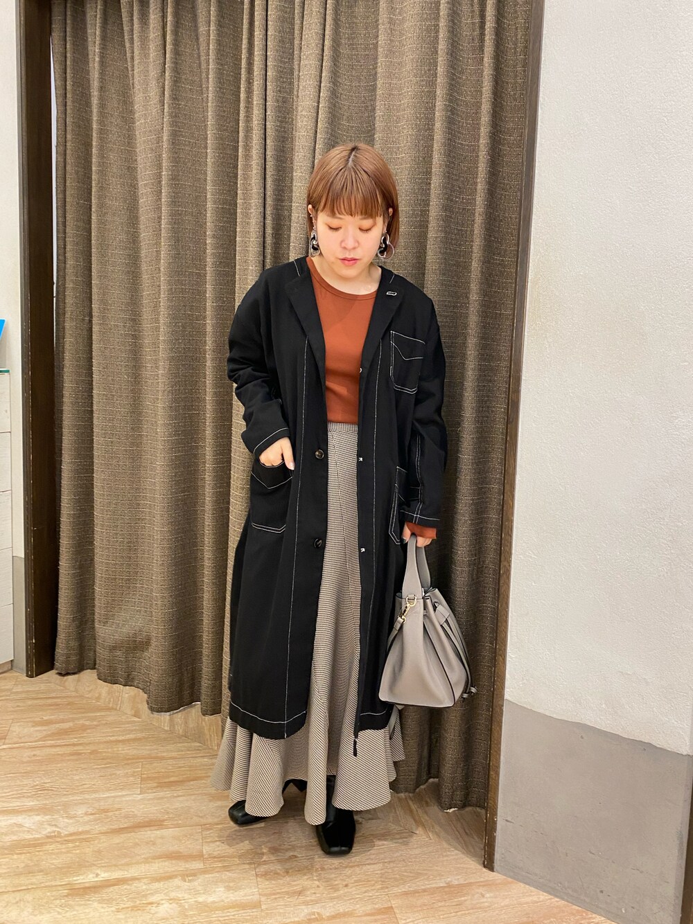 「オトナカジュアル、秋服、黒アウター、チドリ柄、マーメイドスカート、秋トレンド2021、休日スタイル、今日のコーデ、低身長」｜「CAPRICIEUX LE'MAGEの肩タックリブロンT（Tシャツ/カットソー、ブラウン系）」を使った、piiiii_lemageさん（レディース・153cm）の秋コーディネートの1枚目の写真