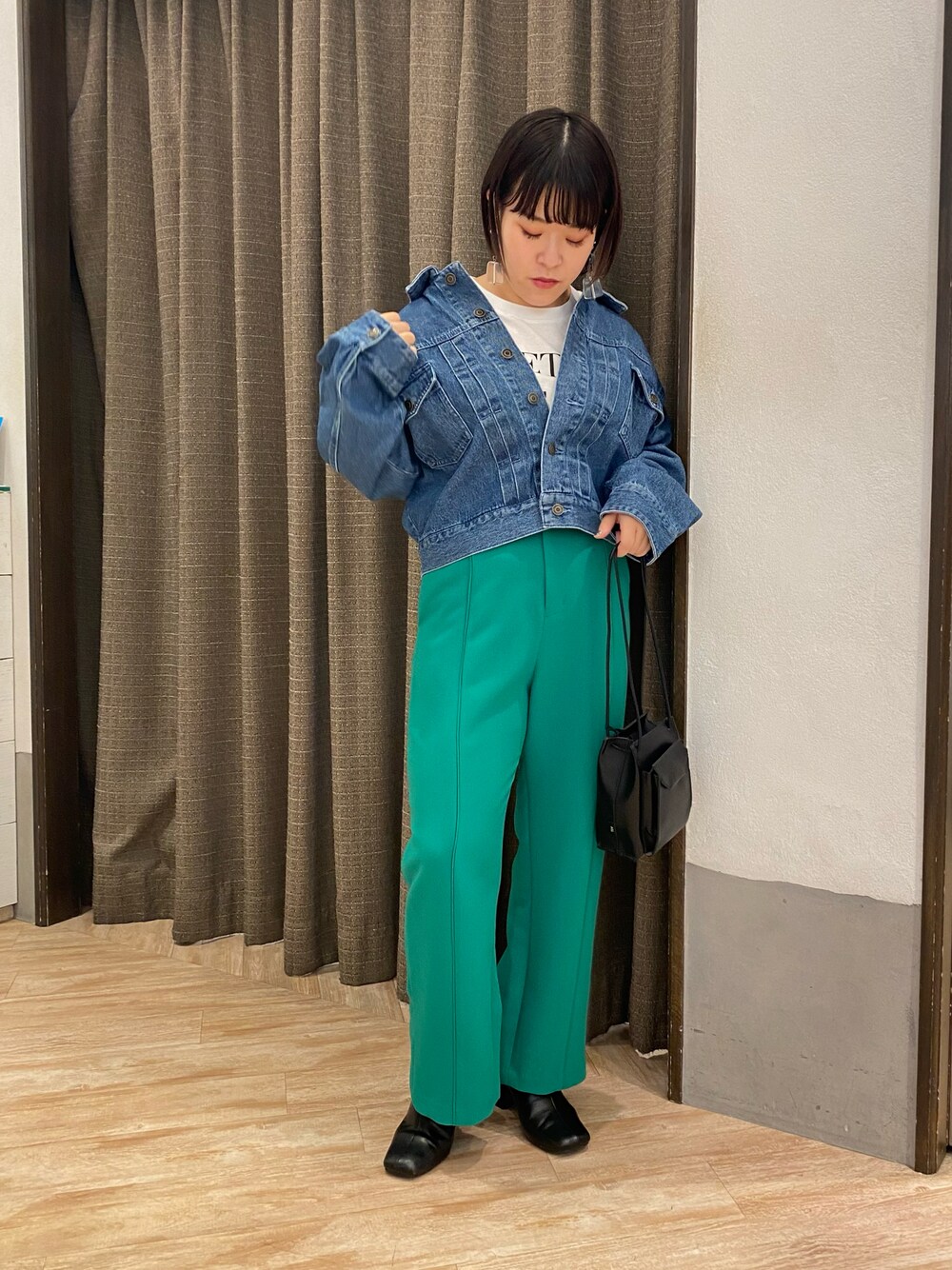 「秋服、休日スタイル、今日のコーデ、低身長、カラーパンツ、Gジャン、ブーツスタイル、秋トレンド2021」｜「CAPRICIEUX LE'MAGEのバックタックGジャン（デニムジャケット、ブルー系）」を使った、piiiii_lemageさん（レディース・153cm）の秋コーディネートの1枚目の写真