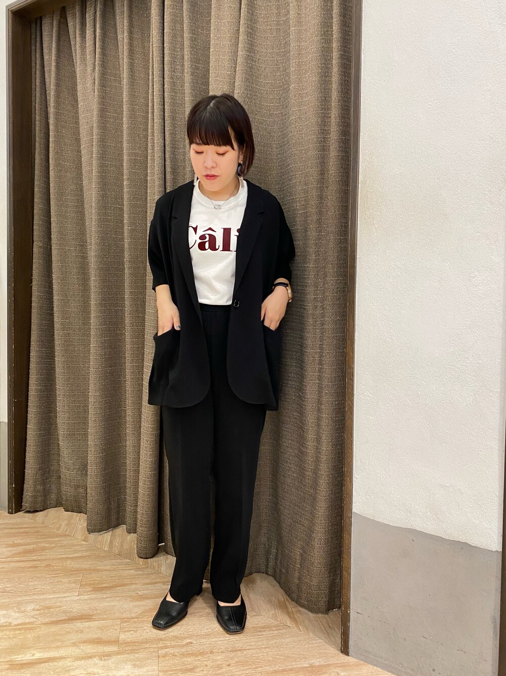 「オトナカジュアル、秋服、セットアップ、黒、黒ジャケット、きれいめカジュアル、キレイめ、秋のコーデ、153cmコーデ」｜「CAPRICIEUX LE'MAGEのピグメントロゴＴシャツ（Tシャツ/カットソー、ホワイト系）」を使った、piiiii_lemageさん（レディース・153cm）の秋コーディネートの1枚目の写真