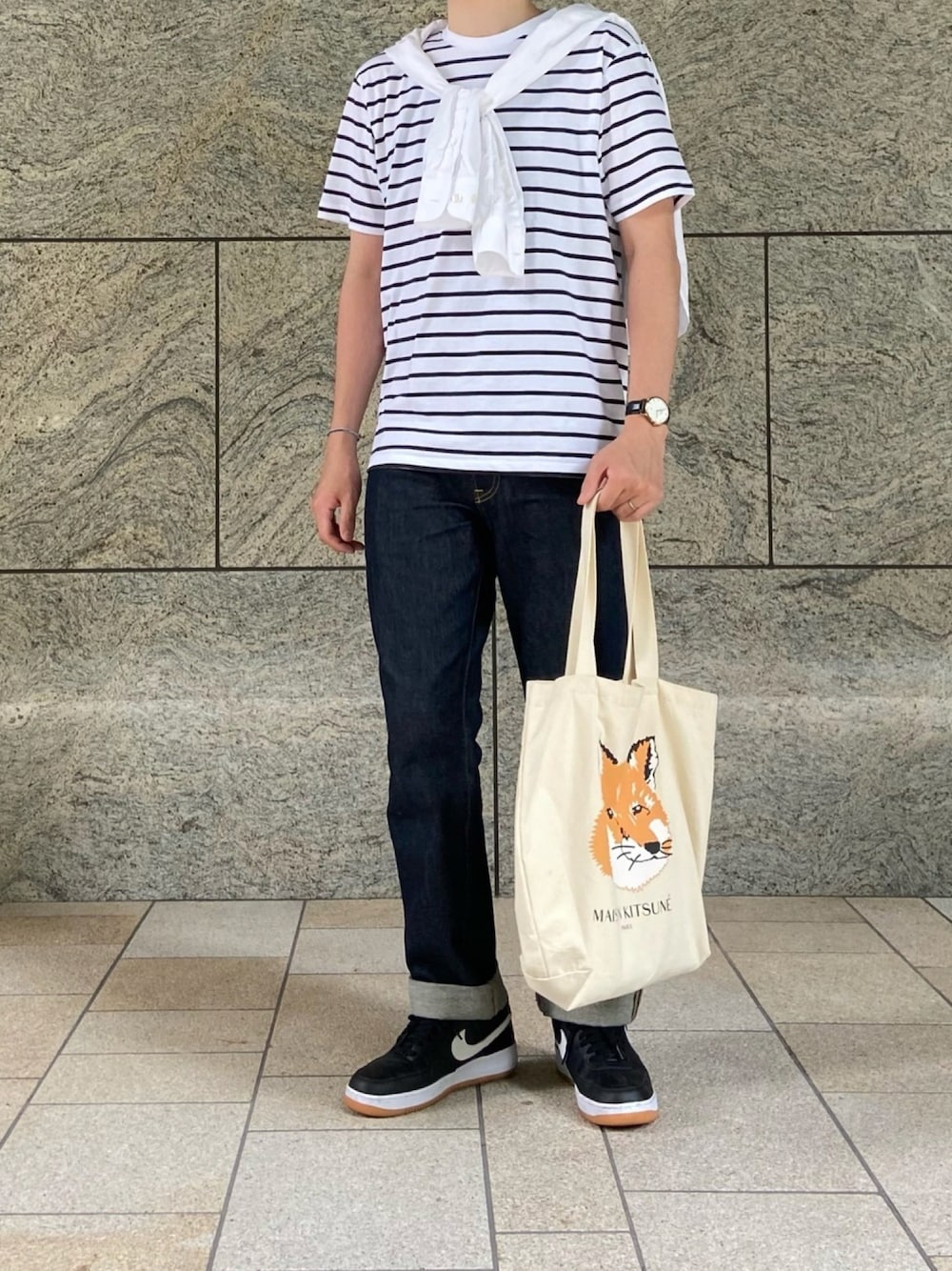 「今日のコーデ、きれいめカジュアル、オトナカジュアル、初夏コーデ、休日スタイル、プチプラ、エアフォースワン、ランチコーデ、ボーダーTシャツ、COOLなこのコが仲間入り」｜「UNIQLOのエクストラファインコットンブロードオーバーサイズシャツ（長袖）（シャツ/ブラウス、ホワイト系）」を使った、Mitakaさん（メンズ・174cm）の夏コーディネートの1枚目の写真