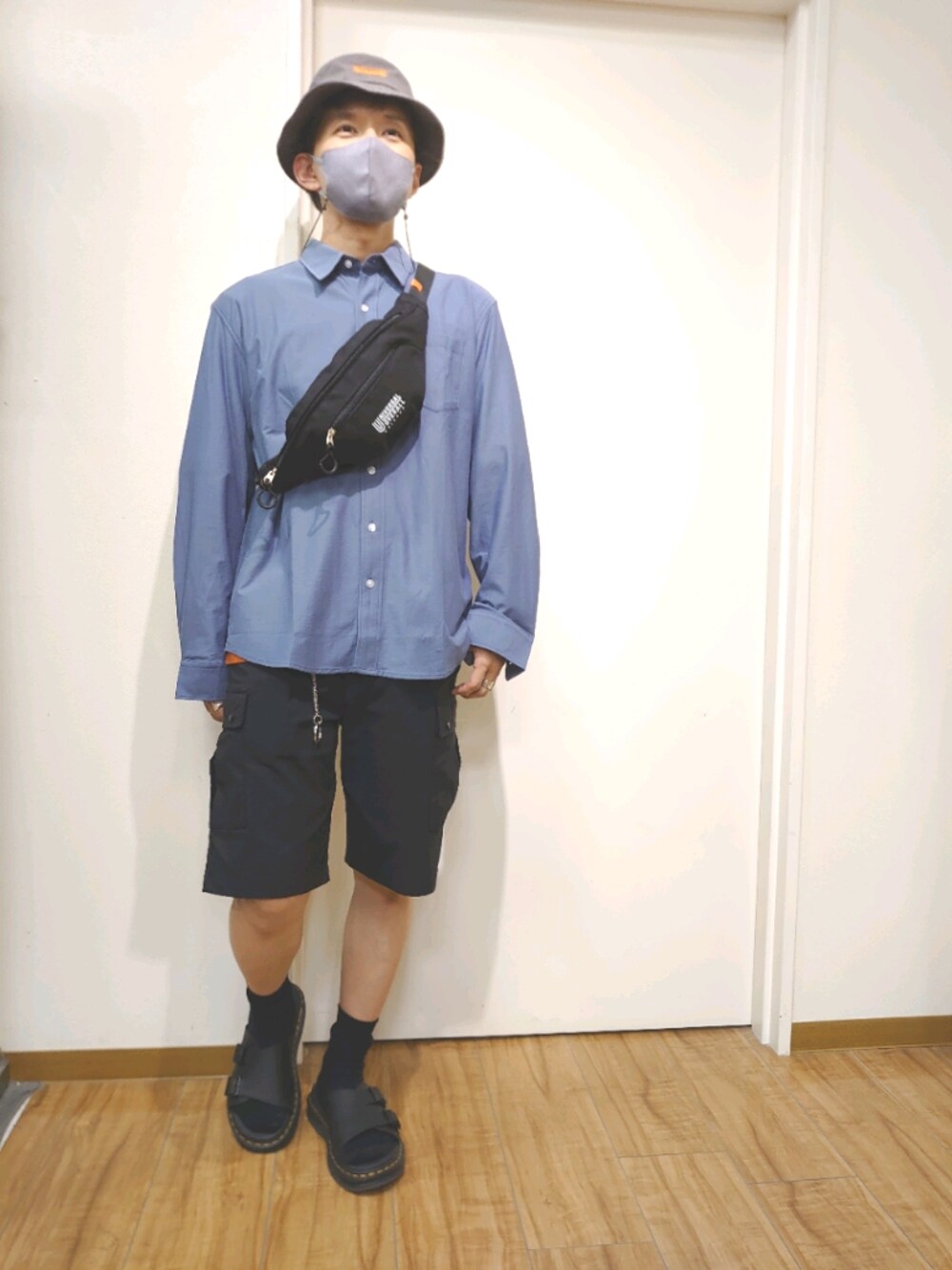 ブラック系のその他パンツ、ブルー系のシャツ/ブラウス、ブラック系のサンダルを着用したメンズの夏コーディネートの1枚目の写真