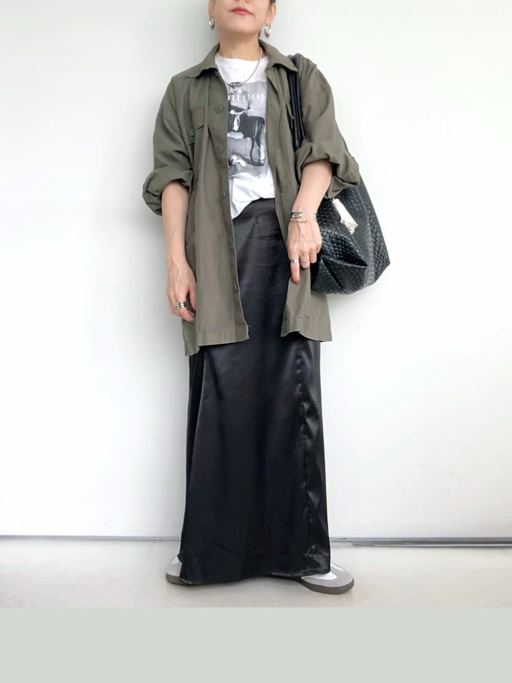 「ミリタリージャケット、アウター、アウターコーデ、最近のいい感じコーデ、フォトT、プリントT、サテンスカート、スカートスタイル、ロングスカート、スニーカー、シンプルスタイル、大人女子、ジャケットコーデ、大人カジュアル、低身長コーデ」｜「GOOD ROCK SPEEDの《追加3》GOOD ROCK SPEED SLOBE別注 LIFE PC PHOTO TEE1 C5806-03BODY（Tシャツ/カットソー、ホワイト系）」を使った、SACHIさん（骨格ナチュラル・レディース・150cm）の春コーディネートの1枚目の写真