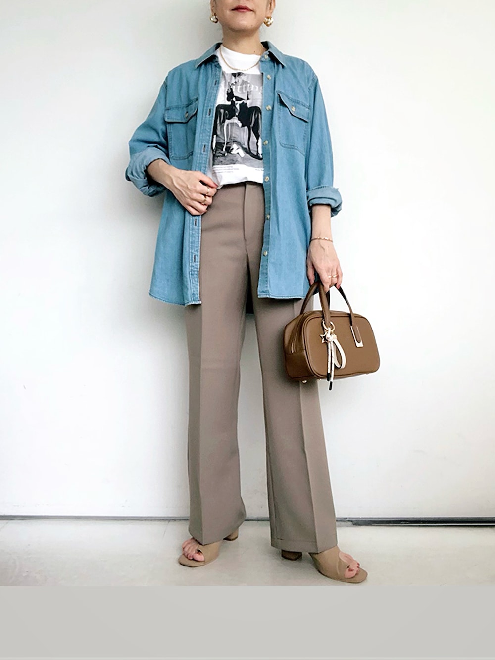 「サンダル、シャツスタイル、大人コーデ、デニムシャツ、フォトT、プリントT、大人カジュアル、UNIQLO、GU、GOOD ROCK SPEED、低身長コーデ、春夏コーデ、気温20度から24度、大人ファッション、ラクチンコーデ」｜「GOOD ROCK SPEEDの《追加3》GOOD ROCK SPEED SLOBE別注 LIFE PC PHOTO TEE1 C5806-03BODY（Tシャツ/カットソー、ホワイト系）」を使った、SACHIさん（骨格ナチュラル・レディース・150cm）の春コーディネートの1枚目の写真
