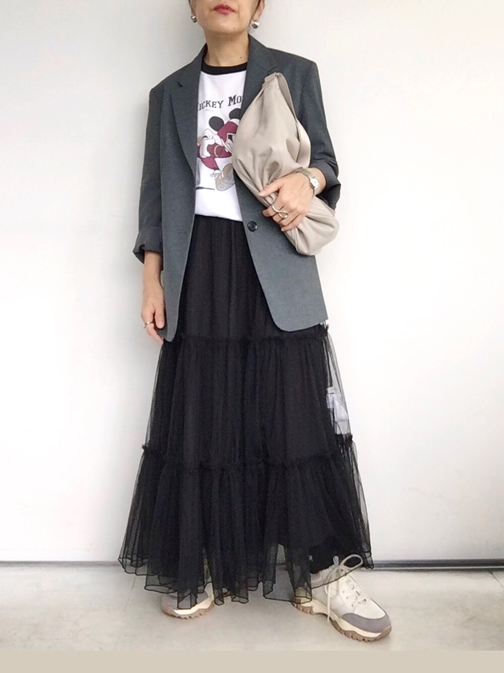 「秋服まるっと大公開、大人カジュアル、秋のコーデ、低身長、ジャケットスタイル、テーラードジャケット、チュールスカート、スニーカー、ミッキーT、GU、UNIQLO、モノトーン、モノトーンコーデ、プチプラ、ロングスカート」｜「GUのアイテム（テーラードジャケット、グレー系）」を使った、SACHIさん（レディース・150cm）の秋コーディネートの1枚目の写真