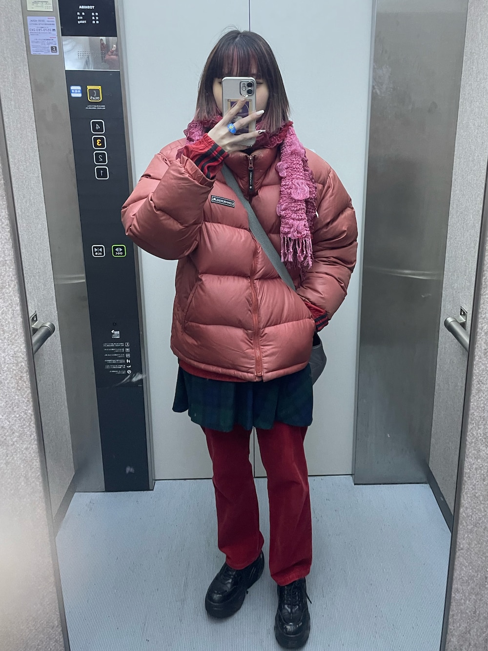 「赤、レイヤードスタイル」｜「Bershkaのアイテム（スニーカー、ブラック系）」を使った、ᴹᴬᴿᴼᴺさん（レディース・160cm）の冬コーディネートの1枚目の写真