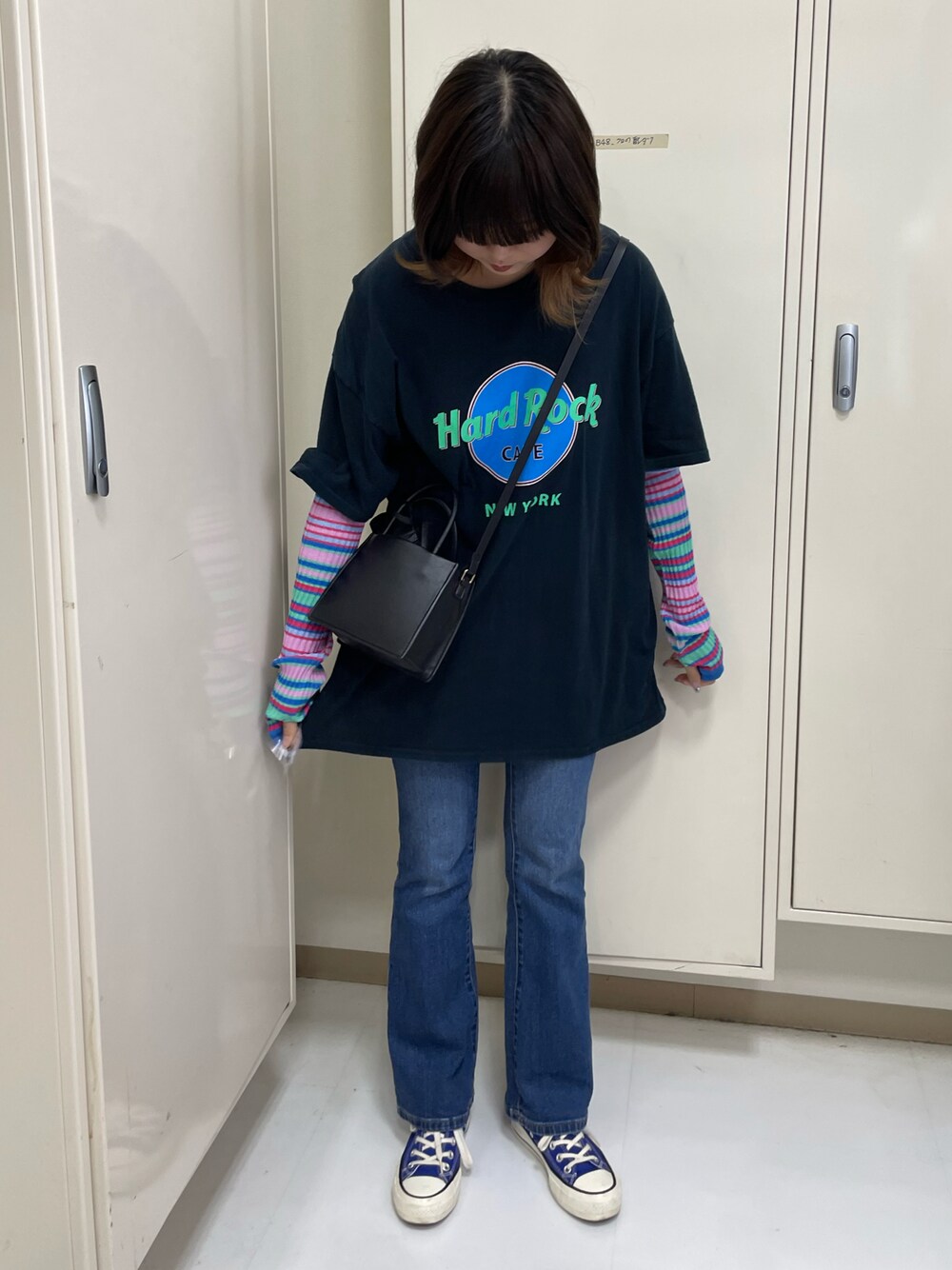 「デニム、古着、アームカバー、ハードロックカフェ、FOREVER21」｜「Hard Rock Cafeのアイテム（Tシャツ/カットソー、ブラック系）」を使った、ᴹᴬᴿᴼᴺさん（レディース・160cm）の夏コーディネートの1枚目の写真