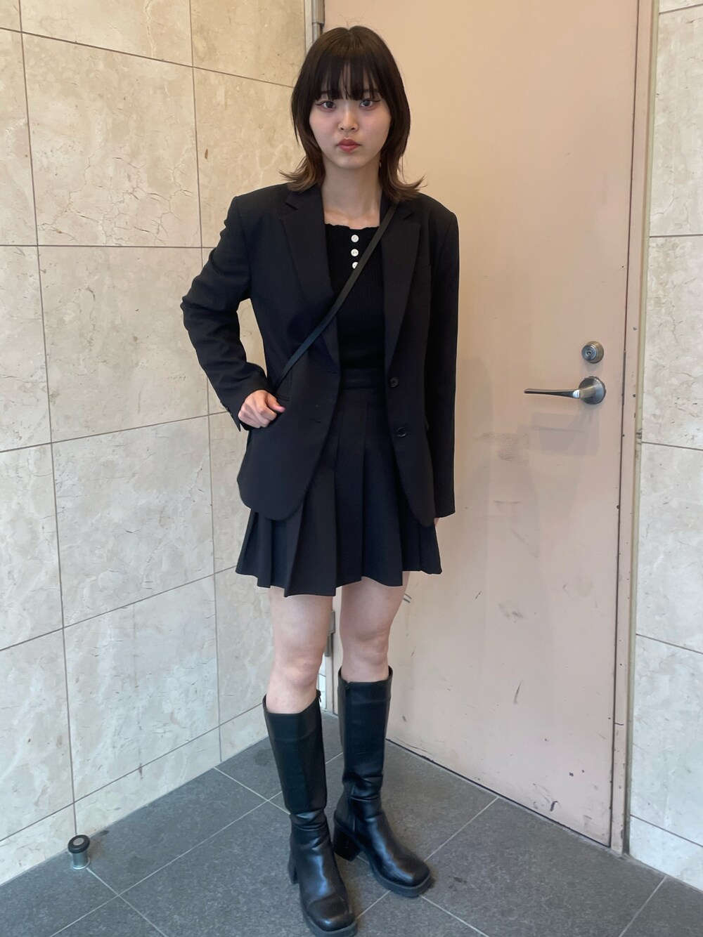 「ブラック、ブラックコーデ」｜「GRLのスクエアトゥロングブーツ（ブーツ、ブラック系）」を使った、ᴹᴬᴿᴼᴺさん（レディース・160cm）の春コーディネートの1枚目の写真