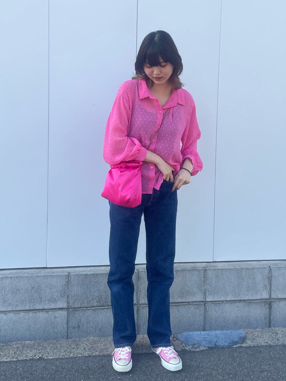 「ピンク、デニム」｜「CONVERSEの【CONVERSE/コンバース】ALL STAR J OX：スニーカー（スニーカー、ピンク系）」を使った、ᴹᴬᴿᴼᴺさん（レディース・160cm）の夏コーディネートの1枚目の写真