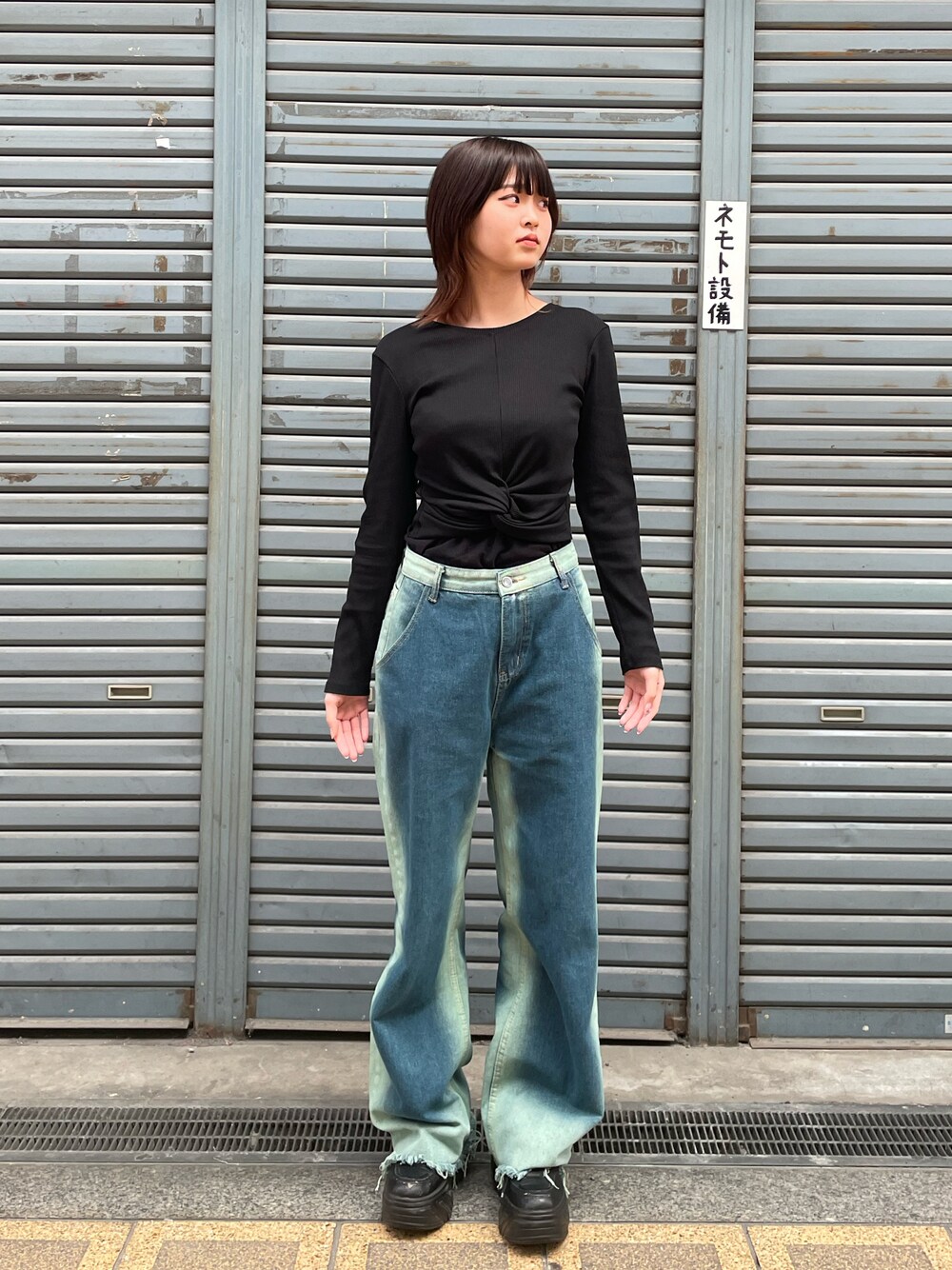 「デニム」｜「Bershkaのアイテム（スニーカー、ブラック系）」を使った、ᴹᴬᴿᴼᴺさん（レディース・160cm）の夏コーディネートの1枚目の写真