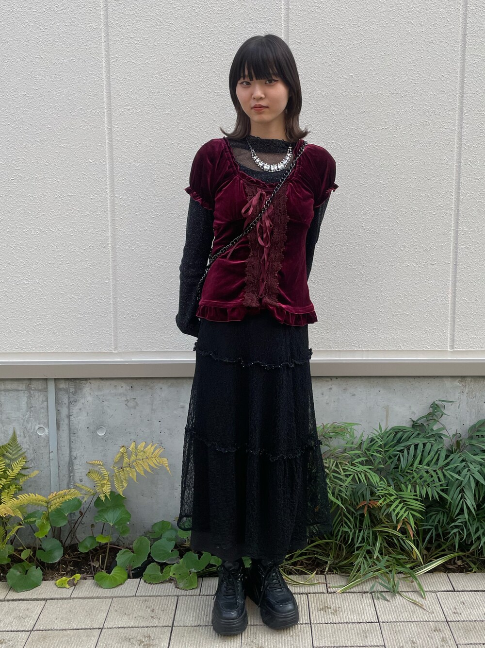 「古着コーデ、ベロアトップス」｜「usedのアイテム（トップス、レッド系）」を使った、ᴹᴬᴿᴼᴺさん（レディース・160cm）の春コーディネートの1枚目の写真