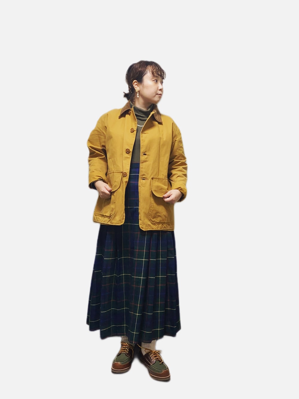 ブラウン系のその他アウター、その他のスカート、ブラウン系のモカシン/デッキシューズを着用したレディースの秋コーディネートの1枚目の写真