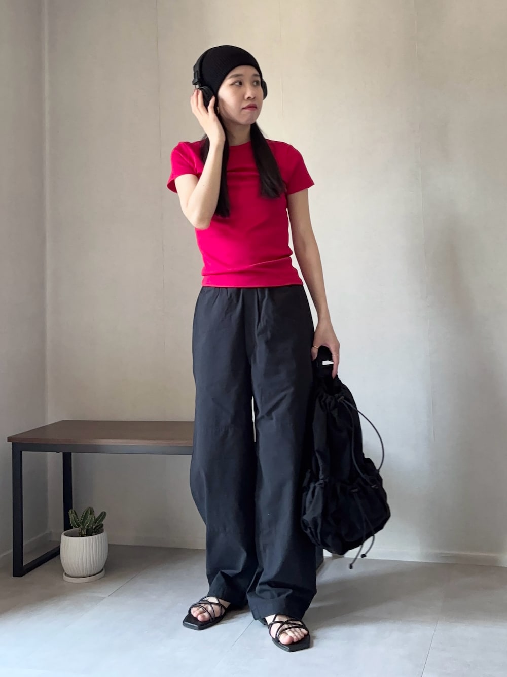 「韓国ファッション、サンダル、ワイドパンツ、UNIQLO、ZARA、プチプラ、大人カジュアル、ビーニー、ショルダーバッグ、楽チンコーデ、スポーツミックス、シンプルコーデ、Tシャツ、ゆるシルエット、春夏コーデ」｜「CA4LAのSILK MISSILE LONG9（ニットキャップ/ビーニー、ブラック系）」を使った、ひなさん（レディース・165cm）の春コーディネートの1枚目の写真