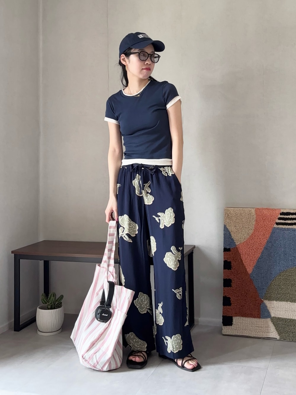 「Tシャツ、UNIQLO、ZARA、プチプラ、トートバッグ、ストライプ、キャップ、サングラス、サンダル、お出かけコーデ、シアートップス、休日スタイル、シンプルコーデ、春夏コーデ、スポーツミックス」｜「ZARAのアイテム（Tシャツ/カットソー、グレー系）」を使った、ひなさん（レディース・165cm）の春コーディネートの1枚目の写真