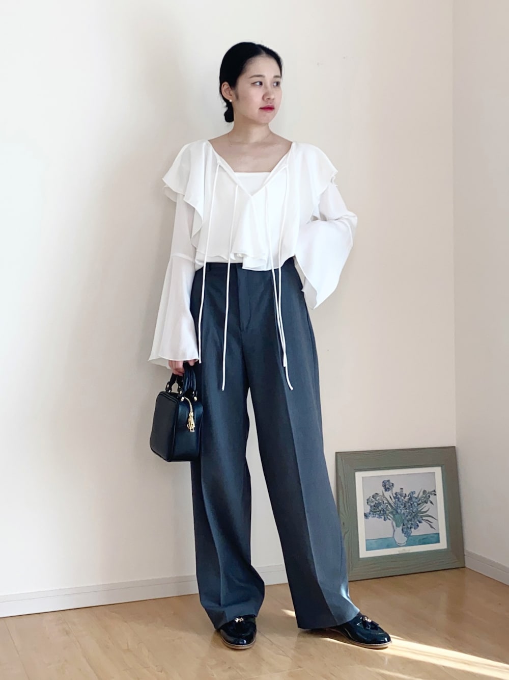 ホワイト系のシャツ/ブラウス、ホワイト系のキャミソール、グレー系のスラックスを着用したレディースの秋コーディネートの1枚目の写真