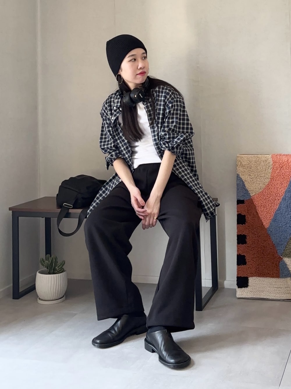 「やっぱり帽子が好き、アメカジ、柄シャツ、モノトーン、ワイドパンツ、UNIQLO、プチプラ、雨の日コーデ、白Tシャツ、チェック、チェックシャツ、ビーニー、スウェットパンツ、お出かけコーデ、シャツスタイル」｜「wee9sのbuddy beanie / オールシーズン使えるマルチウェイバディビーニー,ニット帽（ニットキャップ/ビーニー、ブラック系）」を使った、ひなさん（レディース・165cm）の春コーディネートの1枚目の写真
