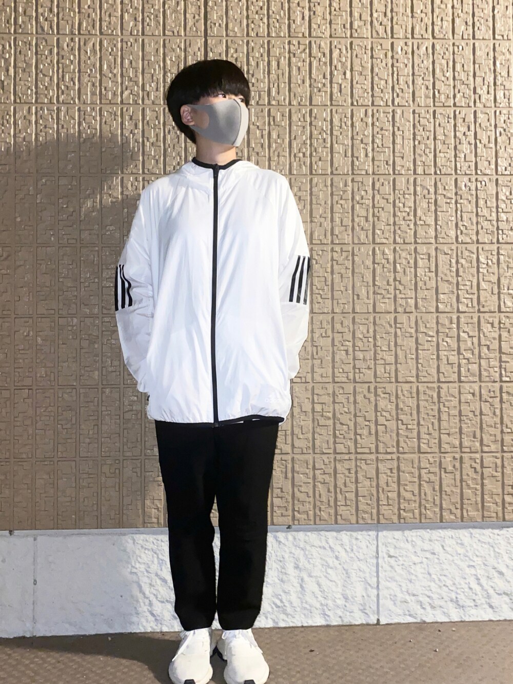 「adidasのアイテム（スニーカー、ホワイト系）」を使った、KOさん（レディース・155cm）の秋コーディネートの1枚目の写真