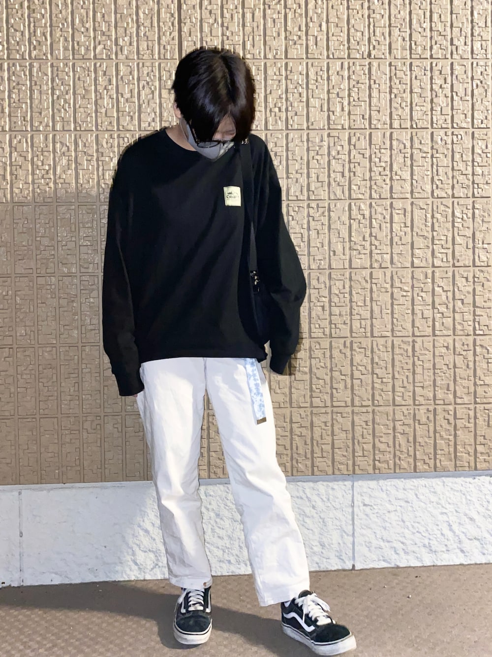 「VANS、カジュアル、モノトーン、Manhattan Portage、rodeo crowns、シンプルコーデ、CAMP7」｜「CAMP7の【CAMP7】ロゴプリントロンＴ（Tシャツ/カットソー、ブラック系）」を使った、KOさん（レディース・155cm）の秋コーディネートの1枚目の写真