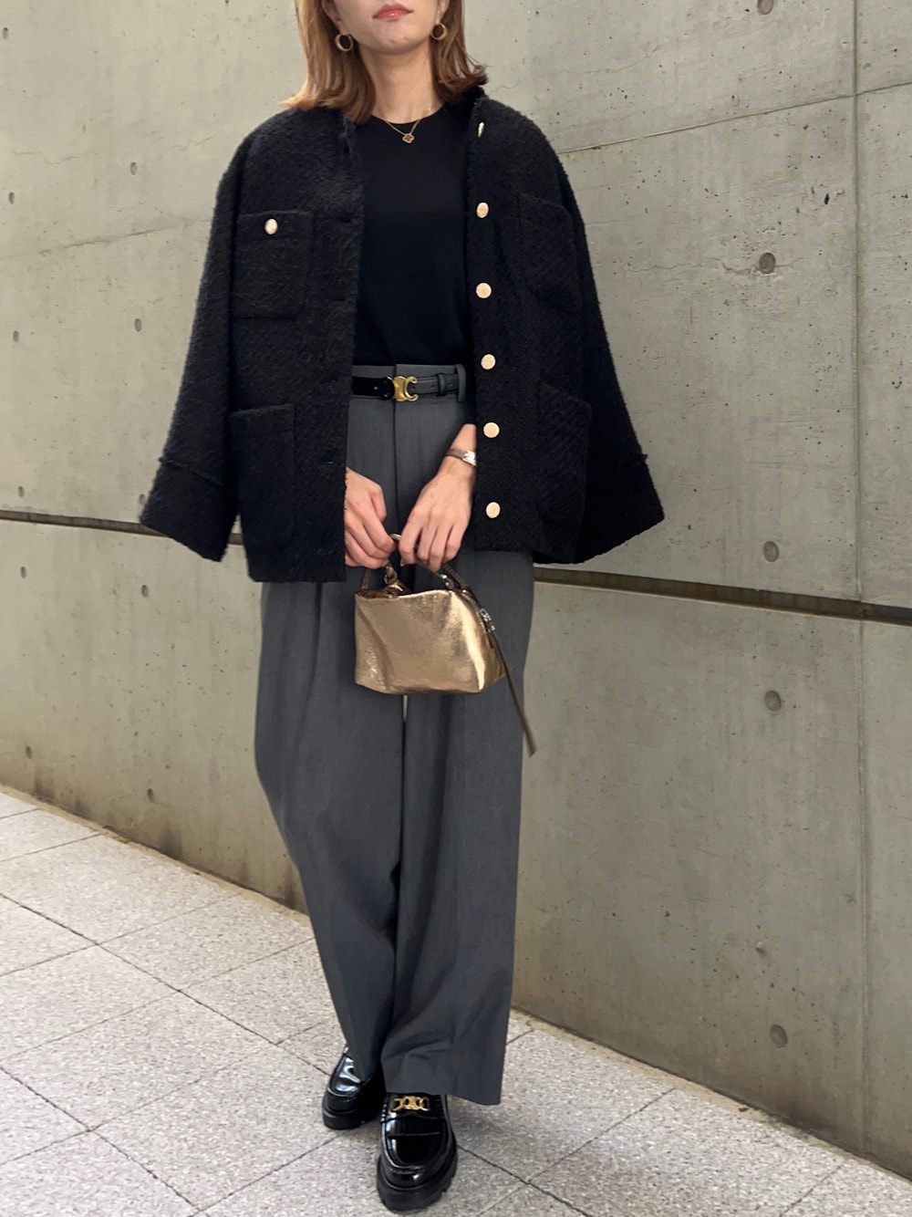 「大人コーデ、秋のコーデ、きれいめカジュアル、タックワイドパンツ、ツイード、ローファー、冬のコーデ、オフィスカジュアル、デートスタイル（WOMEN）、ママコーデ、ワイドパンツ、ツイードジャケット、ゆるコーデ、骨格ウェーブ、モノトーン」｜「GIANNI CHIARINIのGIANNI CHIARINI: ALIFA SHOULDER（ショルダーバッグ、ゴールド系）」を使った、Ameri★さん（レディース・164cm）の秋コーディネートの1枚目の写真