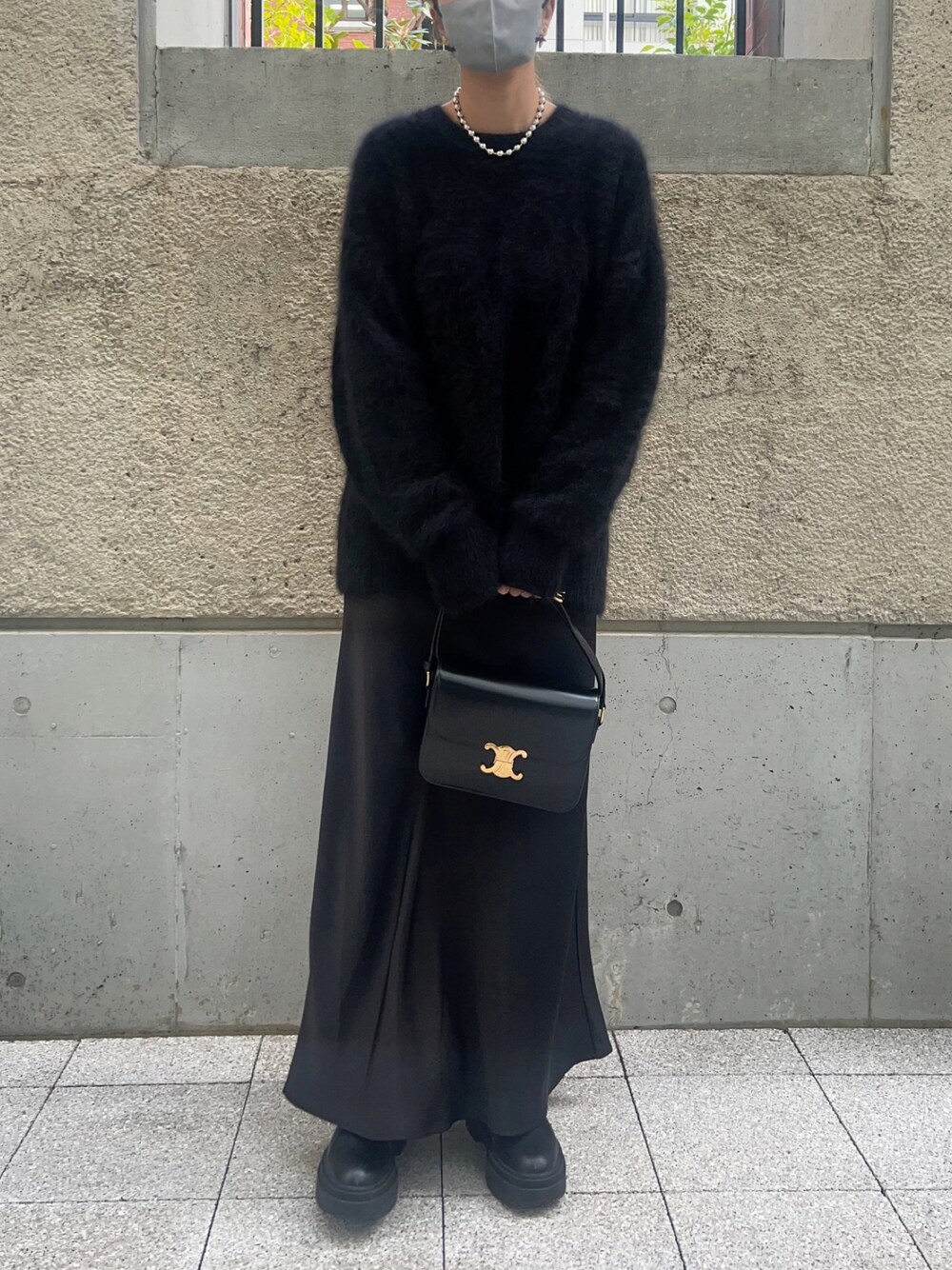 「秋冬コーデ、あったかコーデ、大人女子、ニット、大人カジュアル、シンプルスタイル、休日スタイル、ワントーンコーデ、リラックススタイル、モノトーンコーデ、オールブラック、モヘアニット、サテンスカート、ラクチンコーデ、きれいめカジュアル」｜「plageのFur Nuance プルオーバー（ニット/セーター、ブラック系）」を使った、Ameri★さん（レディース・164cm）の冬コーディネートの1枚目の写真