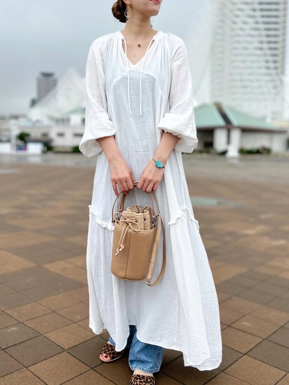 「初夏コーデ、シャツスタイル、リラックススタイル、ボリューム袖、ビッグシルエット、プチプラコーデ、大人カジュアル、休日コーデ、ホワイト、ワイドデニム、春夏コーデ、ロングワンピース、きれいめカジュアル、ママコーデ、ゆるコーデ」｜「enfasのアイテム（ショルダーバッグ、ブラウン系）」を使った、Ameri★さん（レディース・164cm）の春コーディネートの1枚目の写真