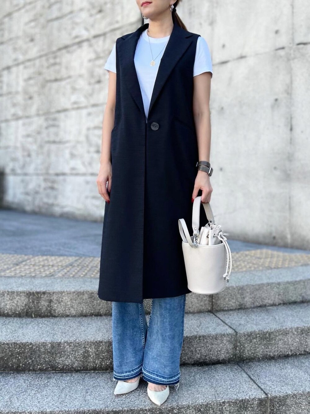 「だから秋服が好き、大人カジュアル、キレイめ、高身長コーデ、ロングジレ、ジレ、デニム、クルーネックTシャツ、シンプル、デート、韓国ファッション、バケツバッグ、ショルダーバッグ、モノトーン」｜「enfasのアイテム（ショルダーバッグ、グレー系）」を使った、Ameri★さん（レディース・164cm）の秋コーディネートの1枚目の写真
