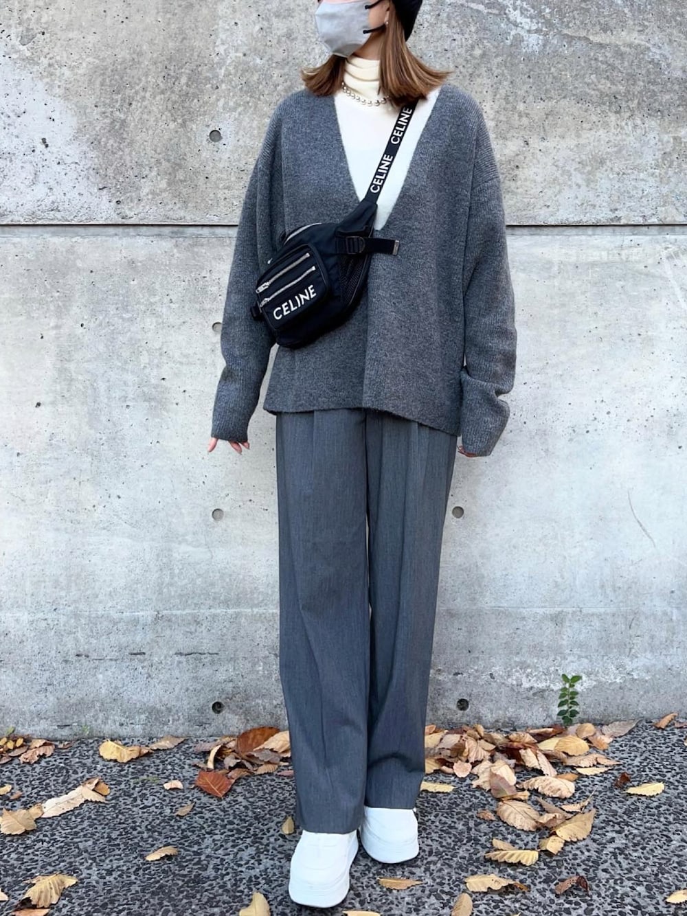 「秋冬コーデ、シンプル、大人カジュアル、冬、ニット帽、オトナカジュアル、ざっくりニット、グレー、ワントーンコーデ、ワイドパンツ、スニーカーコーデ、モノトーン、ユニクロ、白ニット、グレーコーデ」｜「UNIQLOのアイテム（パンツ、グレー系）」を使った、Ameri★さん（レディース・164cm）の冬コーディネートの1枚目の写真