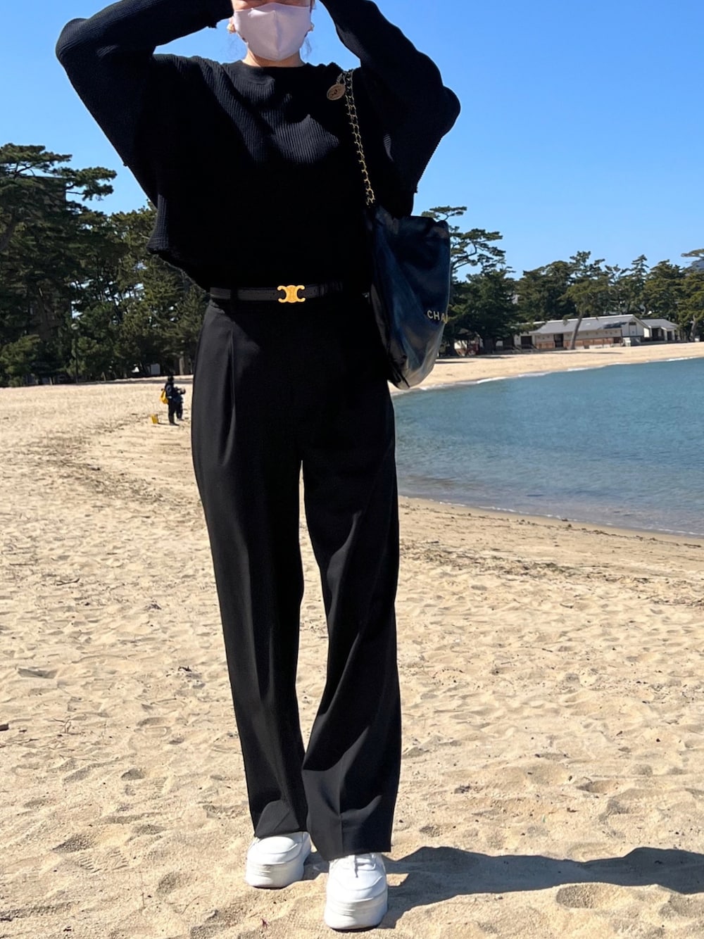「春服デビュー宣言、休日スタイル、春コーデ、オトナカジュアル、プチプラコーデ、春服、シンプル、ショルダーバッグ、ラクチンコーデ、モノトーンコーデ、シンプルコーデ、白スニーカー、ショート丈トップス、ワントーンコーデ、ブラックコーデ」｜「JEANASISのアイテム（トップス、ブラック系）」を使った、Ameri★さん（レディース・164cm）の春コーディネートの1枚目の写真
