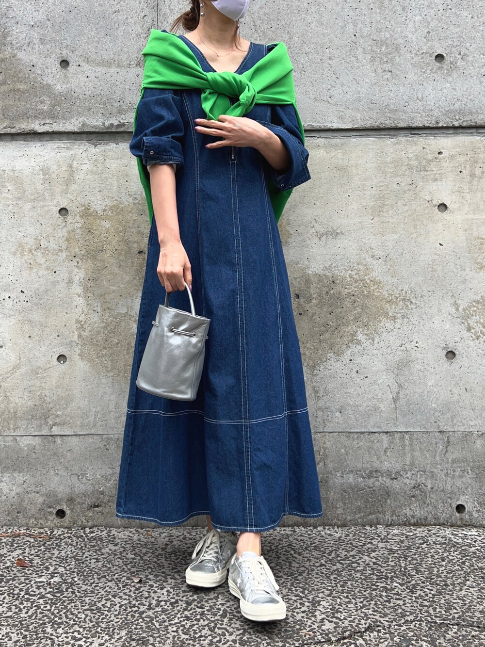 「オトナ女子、休日コーデ、春服コーデ、カジュアルコーデ、ラクチンコーデ、春色、スニーカーコーデ、オトナカワイイ、春カラー、デニムワンピース、デニム、デートコーデ、大人カジュアル、グリーン、ロングワンピース」｜「URBAN RESEARCH Sonny LabelのVネックフィットデニムドレスワンピース（ワンピース、ブルー系）」を使った、Ameri★さん（レディース・164cm）の春コーディネートの1枚目の写真
