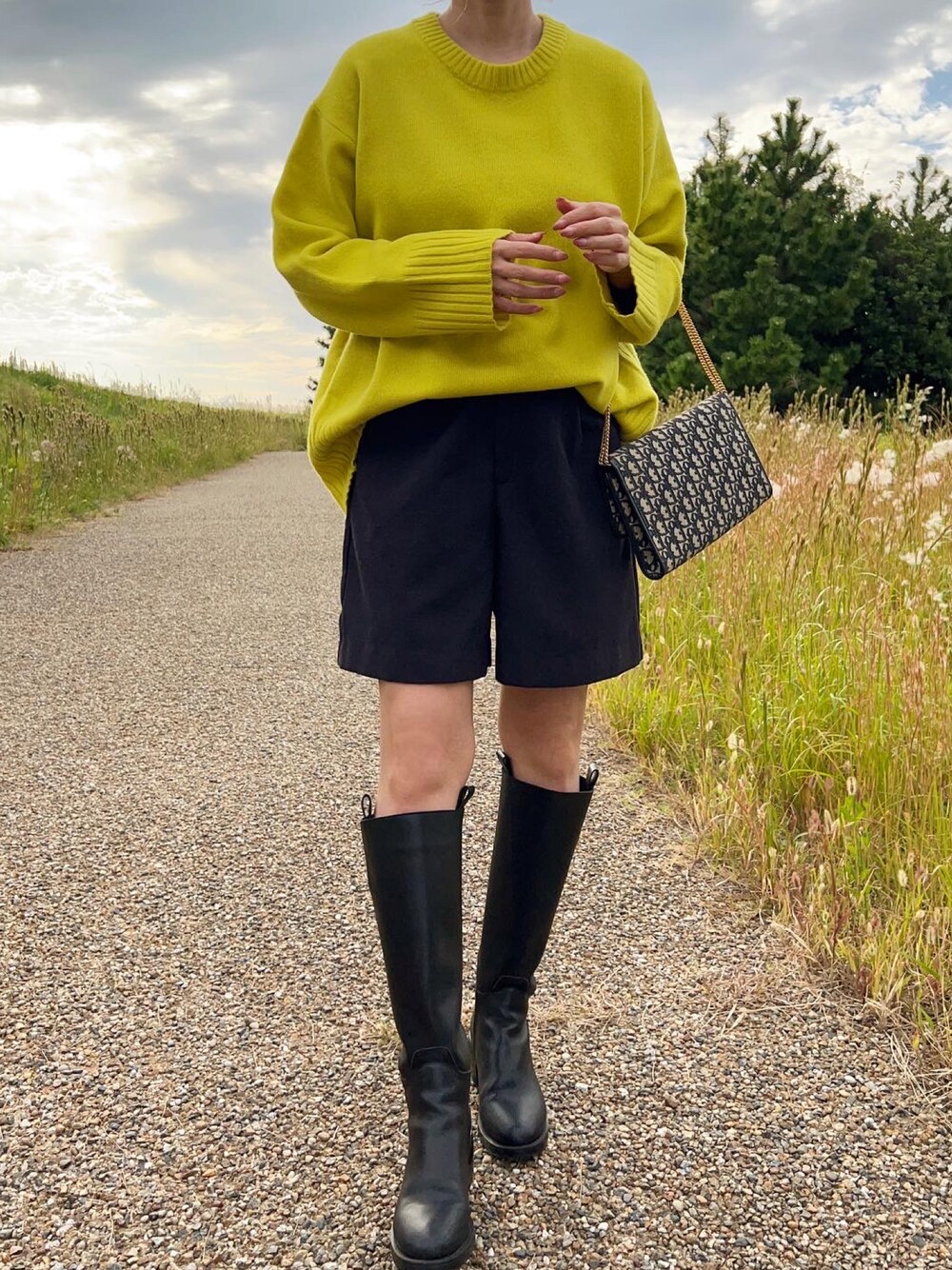 「秋服コーデ、休日コーデ、秋服、お出かけコーデ、ブーツスタイル、ママファッション、ショートパンツ、イエロー、ニット、オーバーサイズ、骨格ストレート、デートスタイル（WOMEN）」｜「BARNYARDSTORMのBARNYARDSTORM / 【WEB限定カラー展開】クルーAQUAニット（ニット/セーター、イエロー系）」を使った、Ameri★さん（レディース・164cm）の秋コーディネートの1枚目の写真