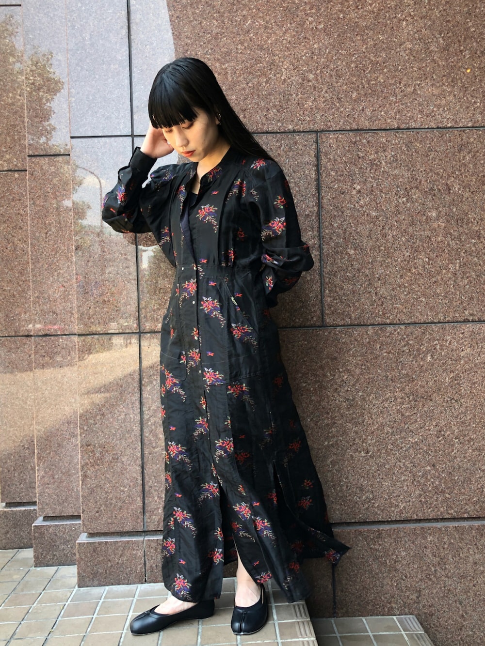 「大人カジュアル、秋のコーデ、ゆったりコーデ、秋服準備はじめました、大人ガーリー、低身長、カジュアル、秋トレンド2021、ロングスカート、レイヤード、ロングワンピース、モノトーンコーデ、ワンピース、オトナカジュアル、オトナ女子」｜「Maison MargielaのMaison Margiela タビバレエシューズ（バレエシューズ、ブラック系）」を使った、ホリユキノさん（レディース・154cm）の秋コーディネートの1枚目の写真