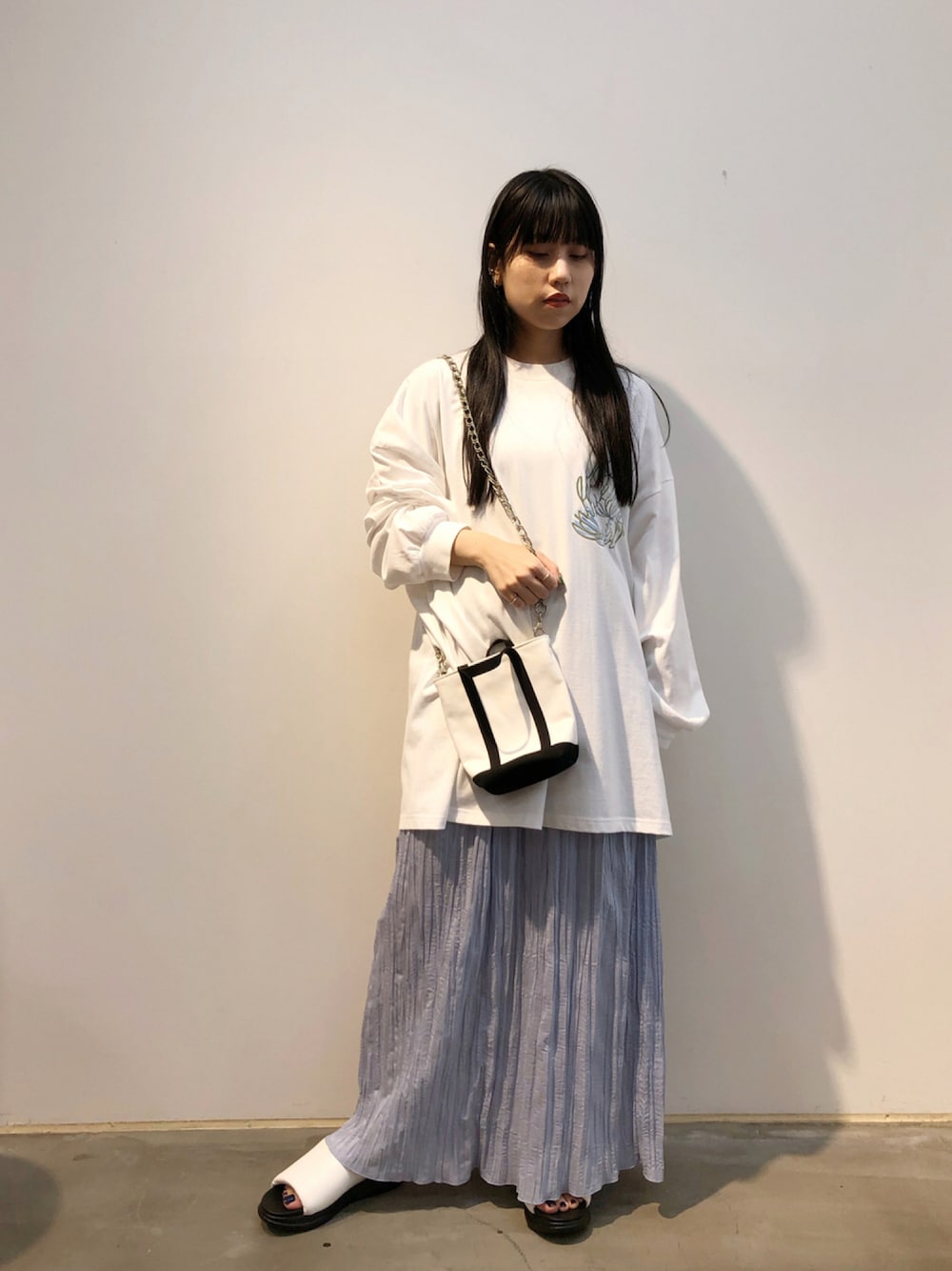 「休日スタイル、シンプルコーデ、オトナカジュアル、低身長コーデ、大人かわいい、オーバーサイズ、ビッグシルエット、ロングスカート、淡色コーデ、カジュアル」｜「603の603 プリーツスカート（スカート、ブルー系）」を使った、ホリユキノさん（レディース・154cm）の夏コーディネートの1枚目の写真