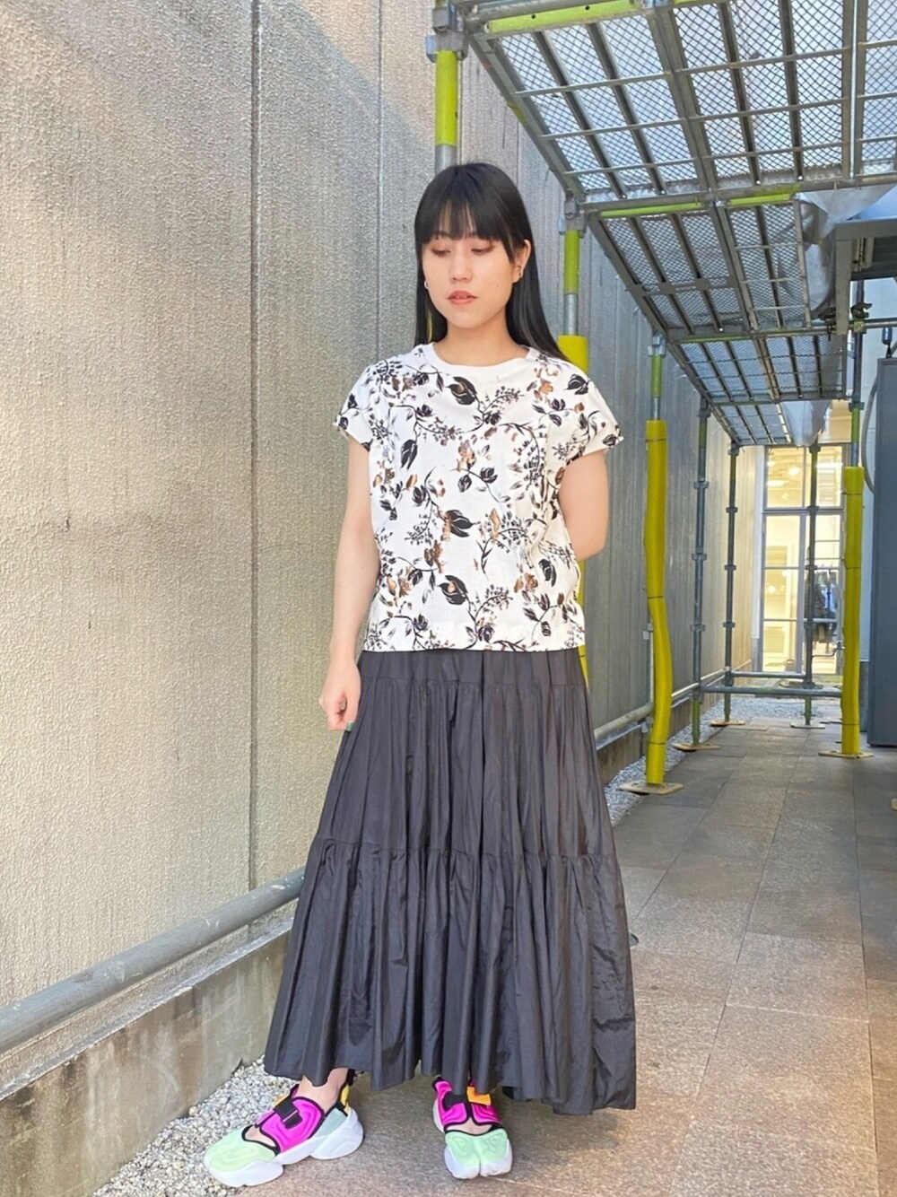 「夏コーデ、カジュアルコーデ、シンプルコーデ、初夏コーデ、キレイめカジュアル、大人コーデ、リネン、柄Tシャツ、花柄、フレアスカート」｜「EBONYのEBONY ホイルフラワーTシャツ（Tシャツ/カットソー、ホワイト系）」を使った、ホリユキノさん（レディース・154cm）の夏コーディネートの1枚目の写真
