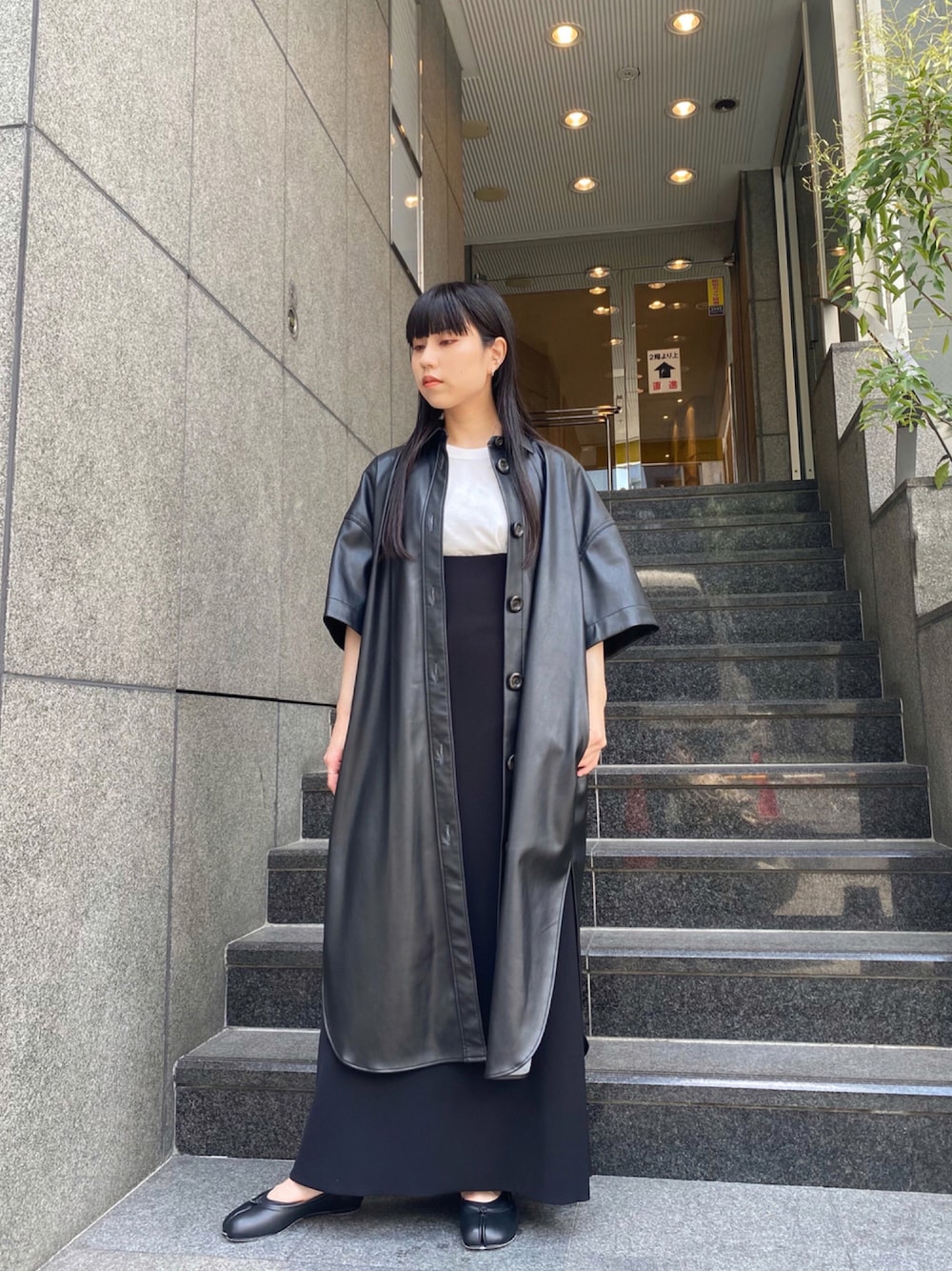 「シンプルコーデ、大人カジュアル、ラクチンコーデ、大人かわいい、秋服準備はじめました、着回しコーデ、秋先取りコーデ、オーバーサイズ、低身長コーデ、ビッグシルエット、秋カラー、モード、ビッグカラー、タビシューズ、タイトスカート」｜「ENFOLDのアイテム（スカート、ブラック系）」を使った、ホリユキノさん（レディース・154cm）の夏コーディネートの1枚目の写真