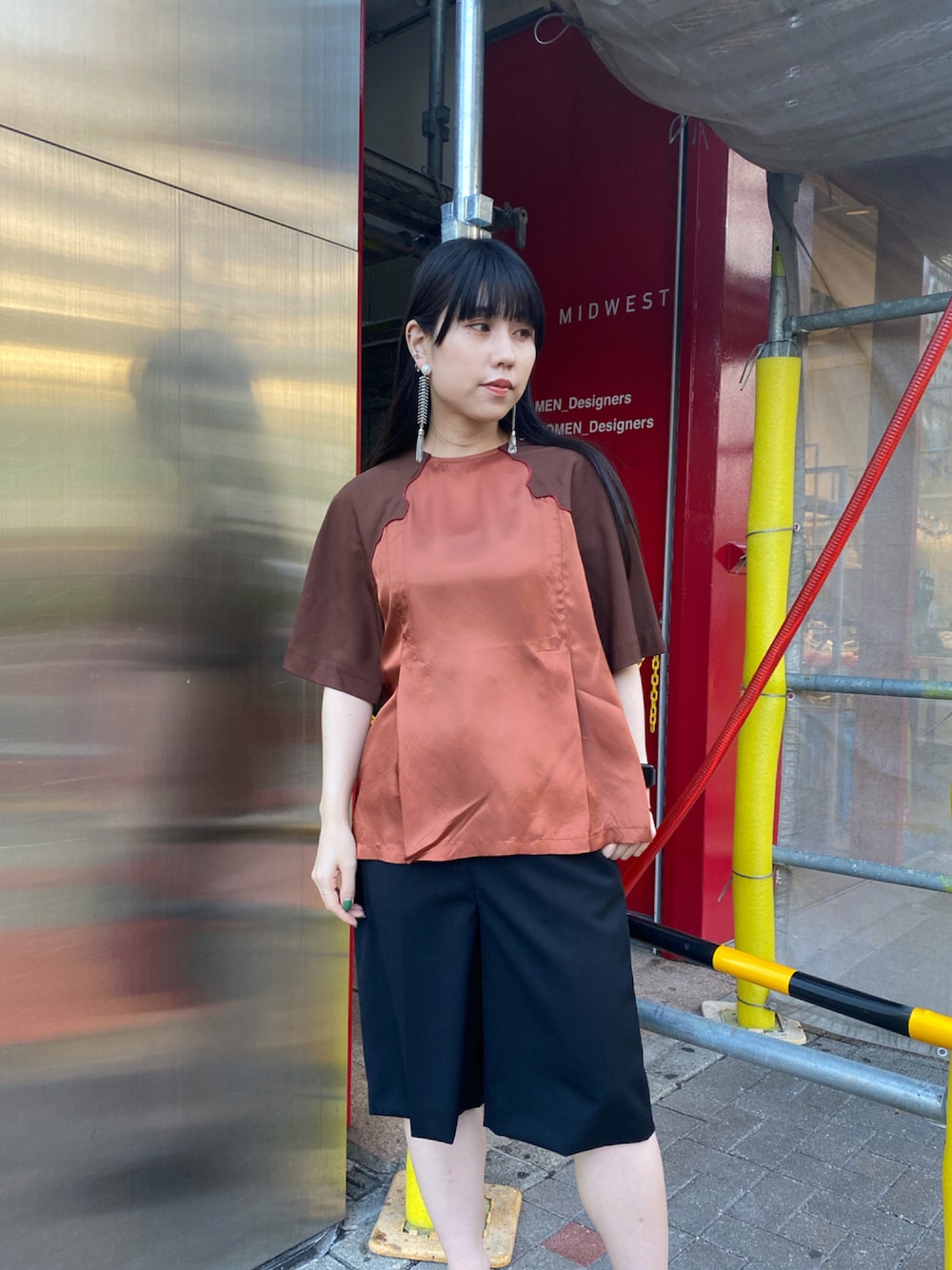 「楽チンコーデ、休日コーデ、春夏コーデ、パンツコーデ、着回し抜群、リラックススタイル、きれいめカジュアル、低身長女子、Tシャツ、ハーフパンツ」｜「TOGA PULLAのTOGA PULLA レーヨンツイルウエスタントップス（Tシャツ/カットソー、ブラウン系）」を使った、ホリユキノさん（レディース・154cm）の夏コーディネートの1枚目の写真