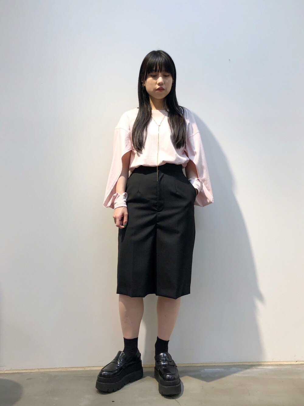 「COOLなこのコが仲間入り、大人カジュアル、きれいめカジュアル、初夏コーデ、大人コーデ、着回しコーデ、ショートパンツ、ゆるコーデ、ピンク、低身長」｜「ENFOLDのアイテム（パンツ、ブラック系）」を使った、ホリユキノさん（レディース・154cm）の夏コーディネートの1枚目の写真