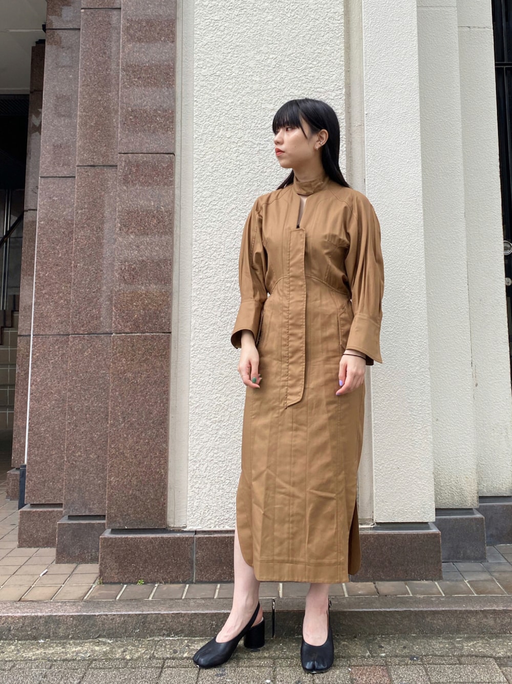 「シンプル、サンダル、初夏コーデ、低身長コーデ、オトナカジュアル、ロングワンピース、大人かわいい、ミリタリー、きれいめカジュアル、低身長」｜「Maison MargielaのMaison Margiela ヴィンテージソフトレザーシューズ（パンプス、ブラック系）」を使った、ホリユキノさん（レディース・154cm）の夏コーディネートの1枚目の写真