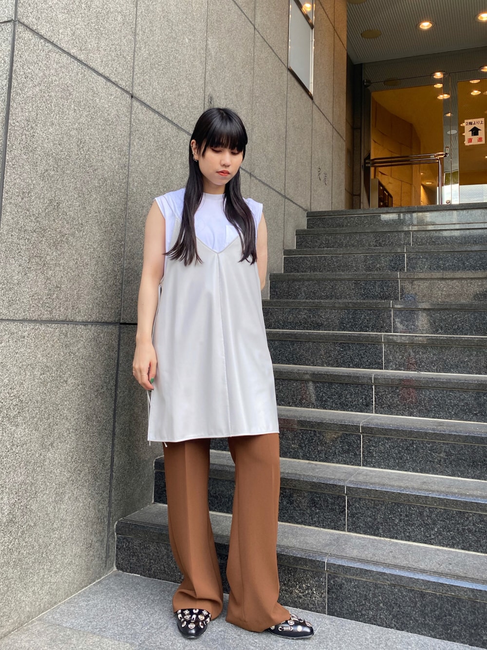 「きれいめカジュアル、夏コーデ、淡色コーデ、低身長コーデ、オトナカジュアル、Tシャツ、ブラウン、カジュアル、大人カジュアル、フレアパンツ」｜「TOGA PULLAのTOGA PULLA "BLACK POLID”シューズ（パンプス、ブラック系）」を使った、ホリユキノさん（レディース・154cm）の夏コーディネートの1枚目の写真