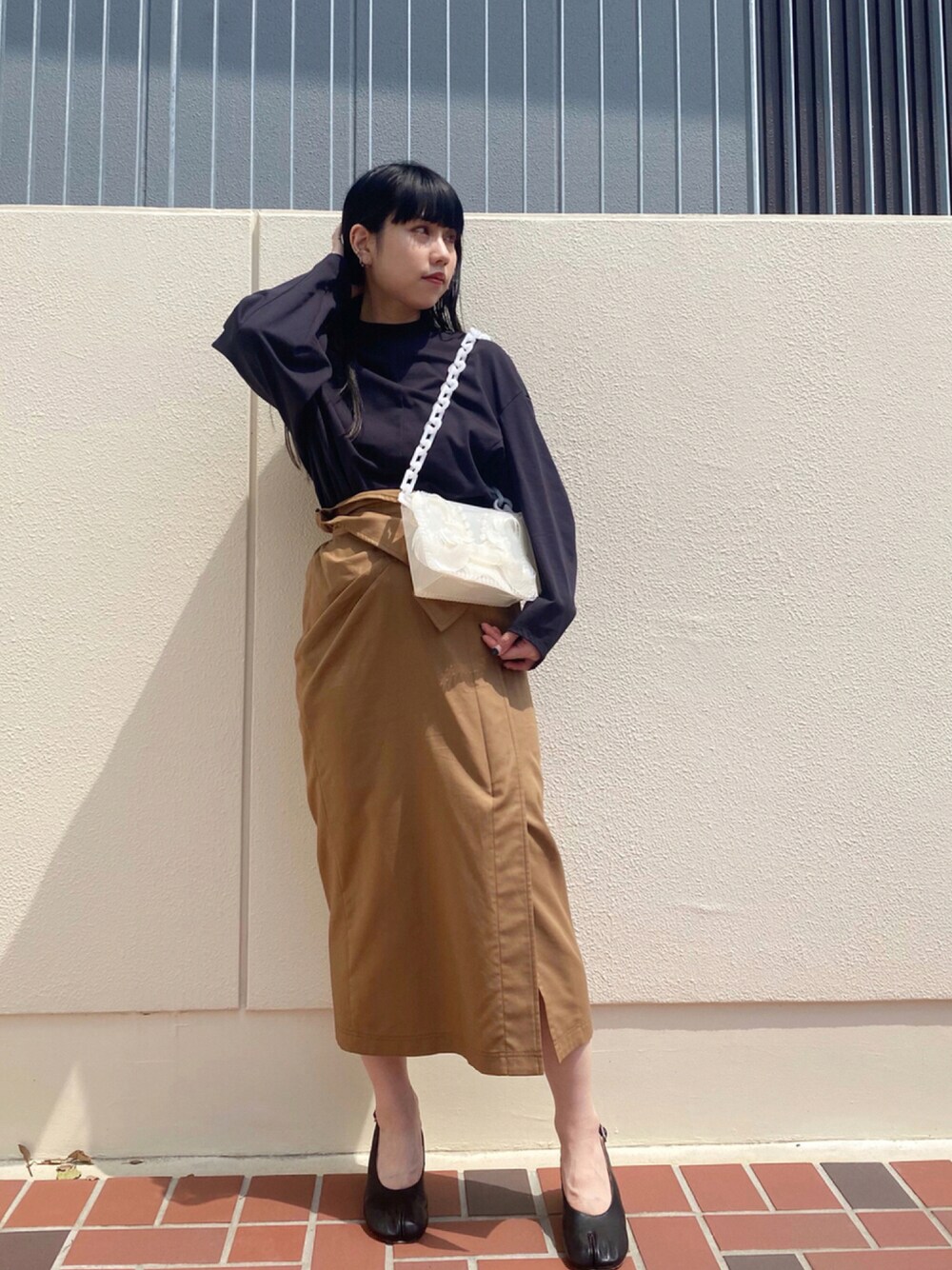 「夏の和物語、シンプルコーデ、オトナカジュアル、低身長コーデ、大人女子、きれいめカジュアル、秋のコーデ、スウェット、タイトスカート、タビシューズ」｜「Maison MargielaのMaison Margiela ヴィンテージソフトレザーシューズ（パンプス、ブラック系）」を使った、ホリユキノさん（レディース・154cm）の夏コーディネートの1枚目の写真