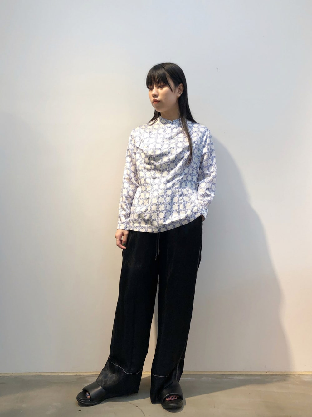 「休日コーデ、オトナカジュアル、シンプルコーデ、カジュアル、夏セールで買いました、チャイナシャツ、夏、柄シャツ、フレアパンツ、低身長」｜「PONTIのPONTI ウォッシュドパターンインクレットチャイナトップス（シャツ/ブラウス、ホワイト系）」を使った、ホリユキノさん（レディース・154cm）の夏コーディネートの1枚目の写真