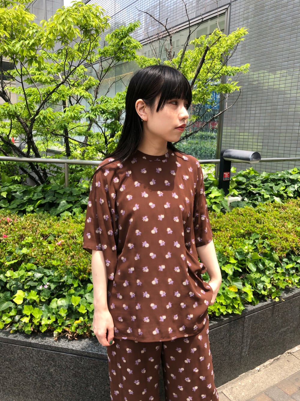 「COOLなこのコが仲間入り、大人コーデ、キレイめ、ゆるコーデ、セットアップ、低身長コーデ、ブラウン、カジュアル、きれいめカジュアル、大人カジュアル」｜「mameのアイテム（トップス、ブラウン系）」を使った、ホリユキノさん（レディース・154cm）の夏コーディネートの1枚目の写真