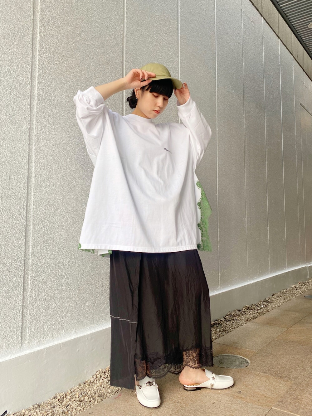 「今日のコーデ、シンプルコーデ、オトナ女子、オトナカジュアル、夏コーデ、低身長、モノトーンコーデ、白Tシャツ、summer、キャップ、ビッグシルエット、カジュアル、オーバーサイズ、ロングスカート、ローファー」｜「TOGA PULLAのTOGA PULLA "WHITE POLID”シューズ（パンプス、ホワイト系）」を使った、ホリユキノさん（レディース・154cm）の夏コーディネートの1枚目の写真
