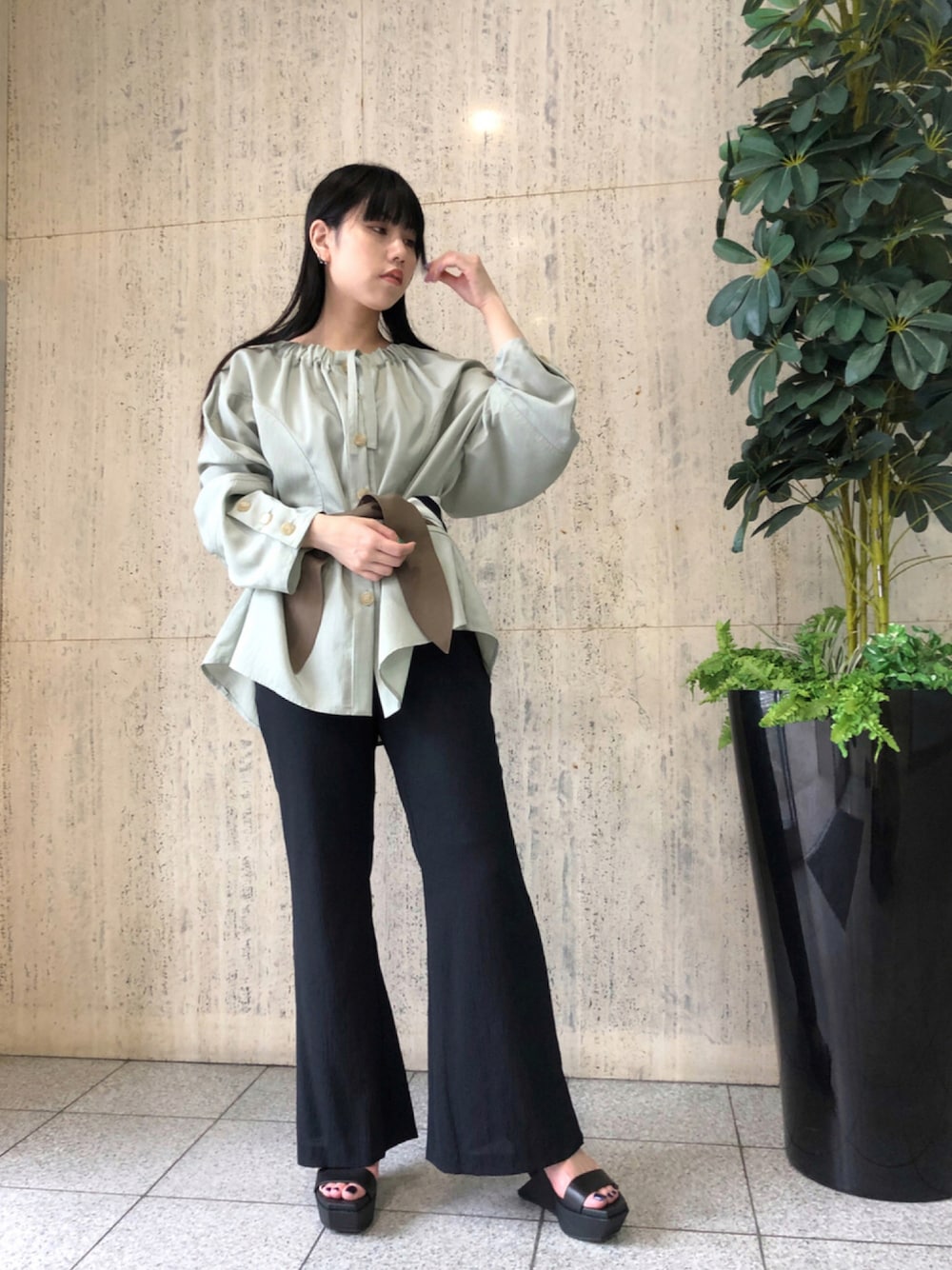 「夏コーデ、オトナカジュアル、ラフ、大人女子、ウエストマーク、初夏コーデ、シャツ、春コーデ、低身長、楽チンコーデ」｜「muller of yoshiokuboのmuller of yoshiokubo サンドフレアパンツ（その他パンツ、ブラック系）」を使った、ホリユキノさん（レディース・154cm）の夏コーディネートの1枚目の写真