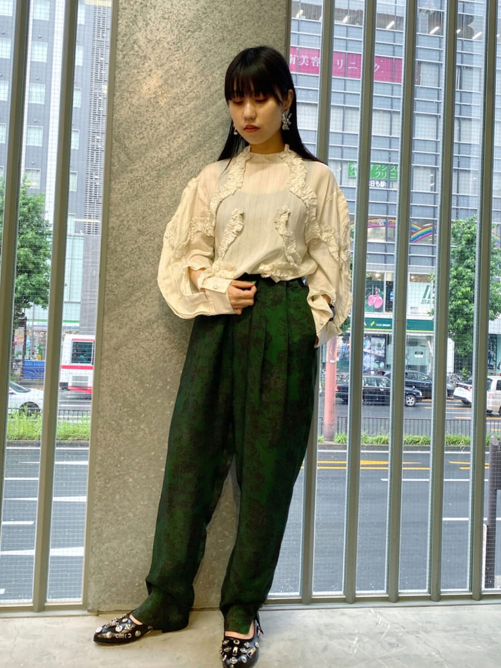 「大人カジュアル、カジュアルコーデ、リラックススタイル、きれいめカジュアル、パンツスタイル、柄シャツ、シャツスタイル、着回し抜群、ブラウス、低身長」｜「TOGA PULLAのTOGA PULLA "BLACK POLID”シューズ（パンプス、ブラック系）」を使った、ホリユキノさん（レディース・154cm）の夏コーディネートの1枚目の写真