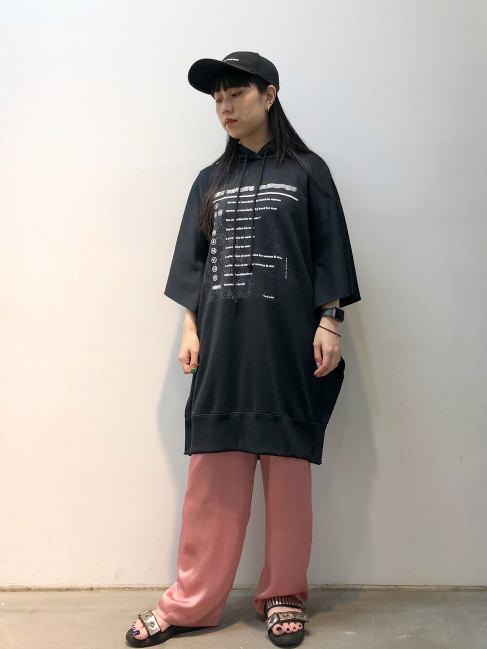 「カジュアルコーデ、大人カジュアル、オトナ女子、ロゴT、着回しコーデ、ボリューム袖、ストリート、カラーパンツ、サンダル、パーカー」｜「603の603 リラックスパンツ/サスペンダー付き（その他パンツ、ピンク系）」を使った、ホリユキノさん（レディース・154cm）の夏コーディネートの1枚目の写真