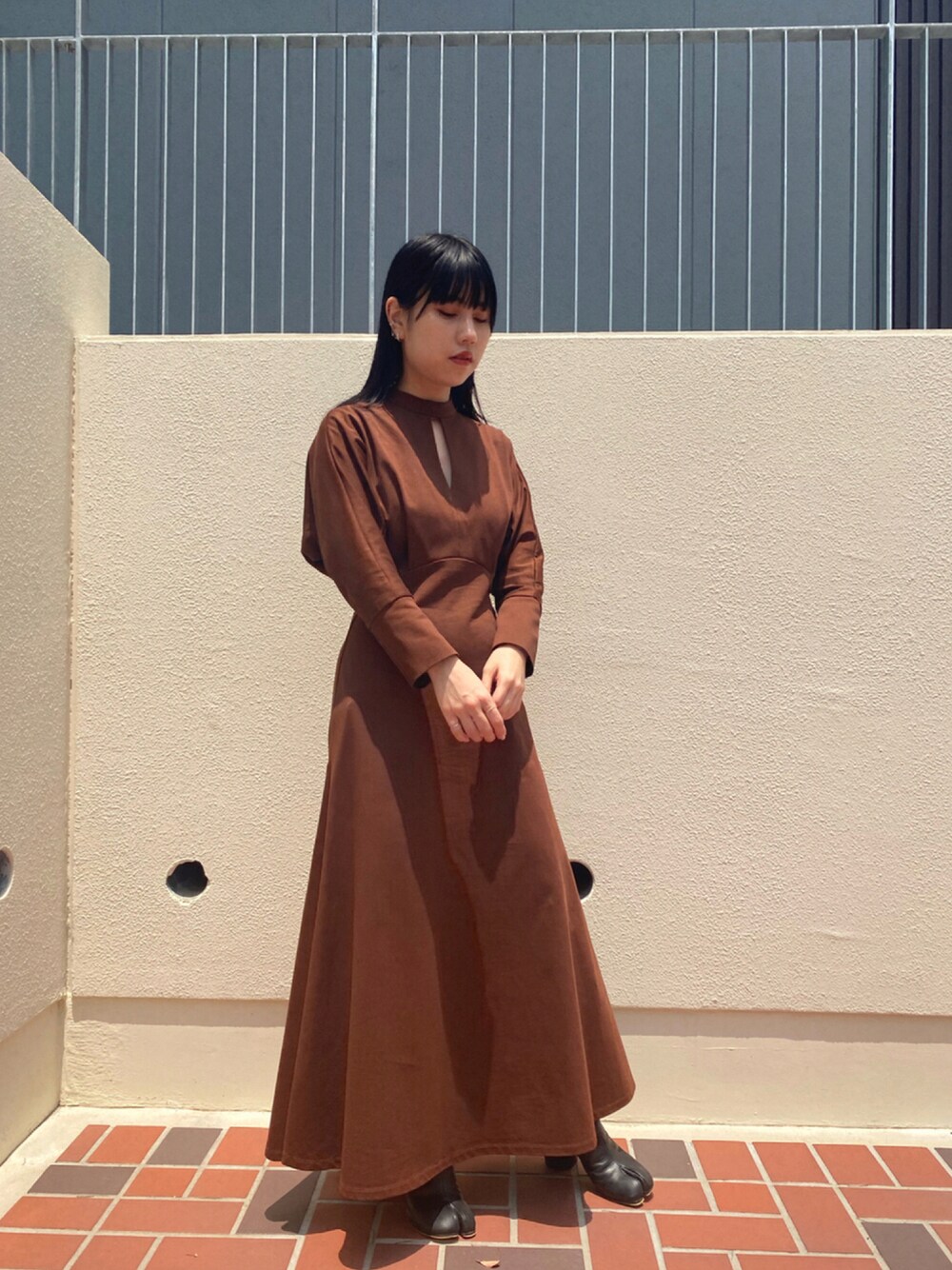 「COOLなこのコが仲間入り、休日スタイル、大人カジュアル、ワンピース、キレイめ、大人コーデ、低身長、秋のコーデ、ブラウン、スウェットワンピース」｜「Maison MargielaのMaison Margiela 「タビ」ブーツ（ブーツ、ブラック系）」を使った、ホリユキノさん（レディース・154cm）の夏コーディネートの1枚目の写真