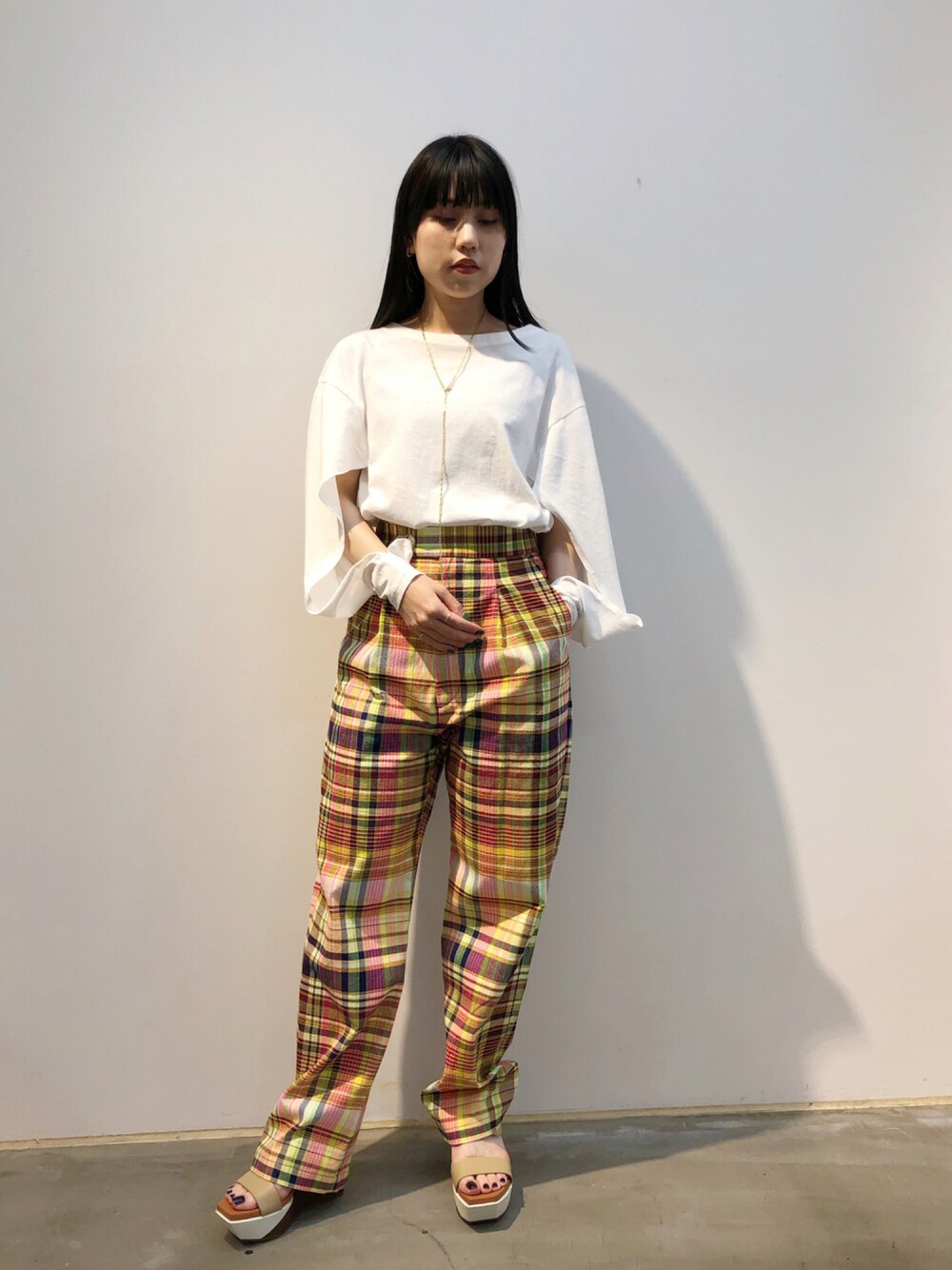 「夏コーデ、パンツスタイル、オトナ女子、サンダル、着回しコーデ、夏、ギンガムチェック、白Tシャツ、低身長、カジュアル」｜「PONTIのPONTI チェックジャガードスラックス（その他パンツ、イエロー系）」を使った、ホリユキノさん（レディース・154cm）の夏コーディネートの1枚目の写真