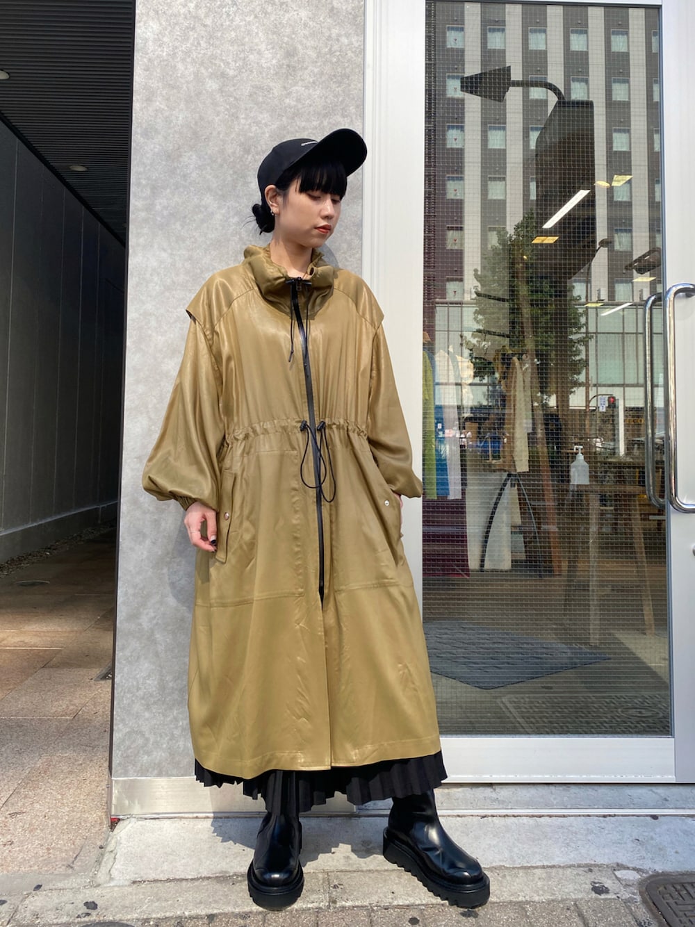 「オトナカジュアル、シンプル、ゆるコーデ、シンプルコーデ、秋先取りコーデ、秋服準備はじめました、着回しコーデ、黒、秋のコーデ、カジュアル、ブラウン、ブラック、ボリューム袖、ビッグシルエット、カーキ」｜「muller of yoshiokuboのアイテム（ジャケット/アウター、イエロー系）」を使った、ホリユキノさん（レディース・154cm）の夏コーディネートの1枚目の写真