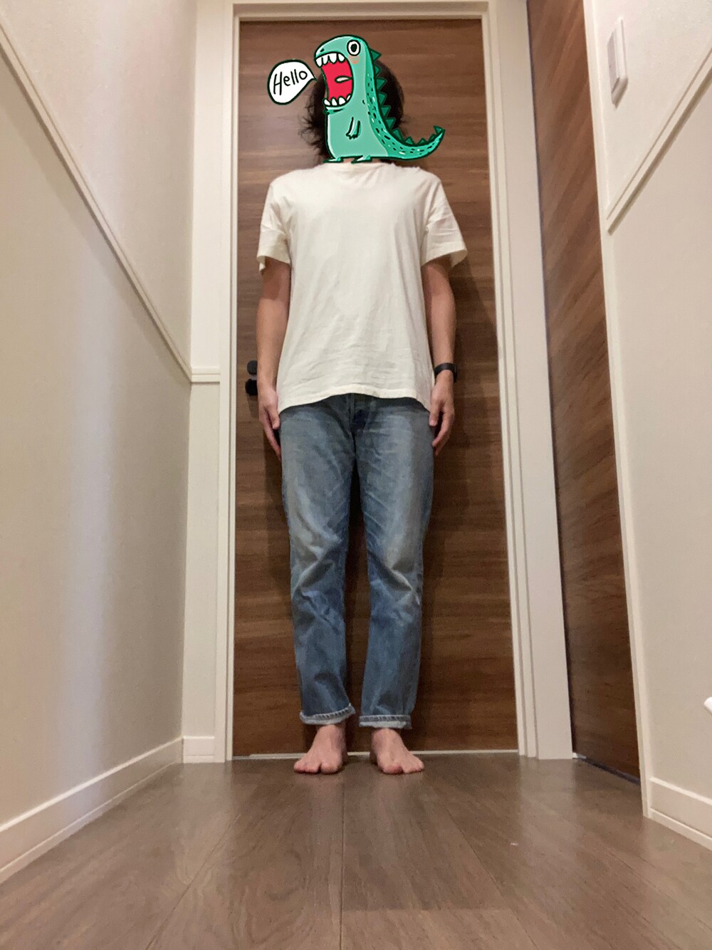 ベージュ系のTシャツ/カットソー、ブルー系のデニムパンツを着用したメンズの夏コーディネートの1枚目の写真